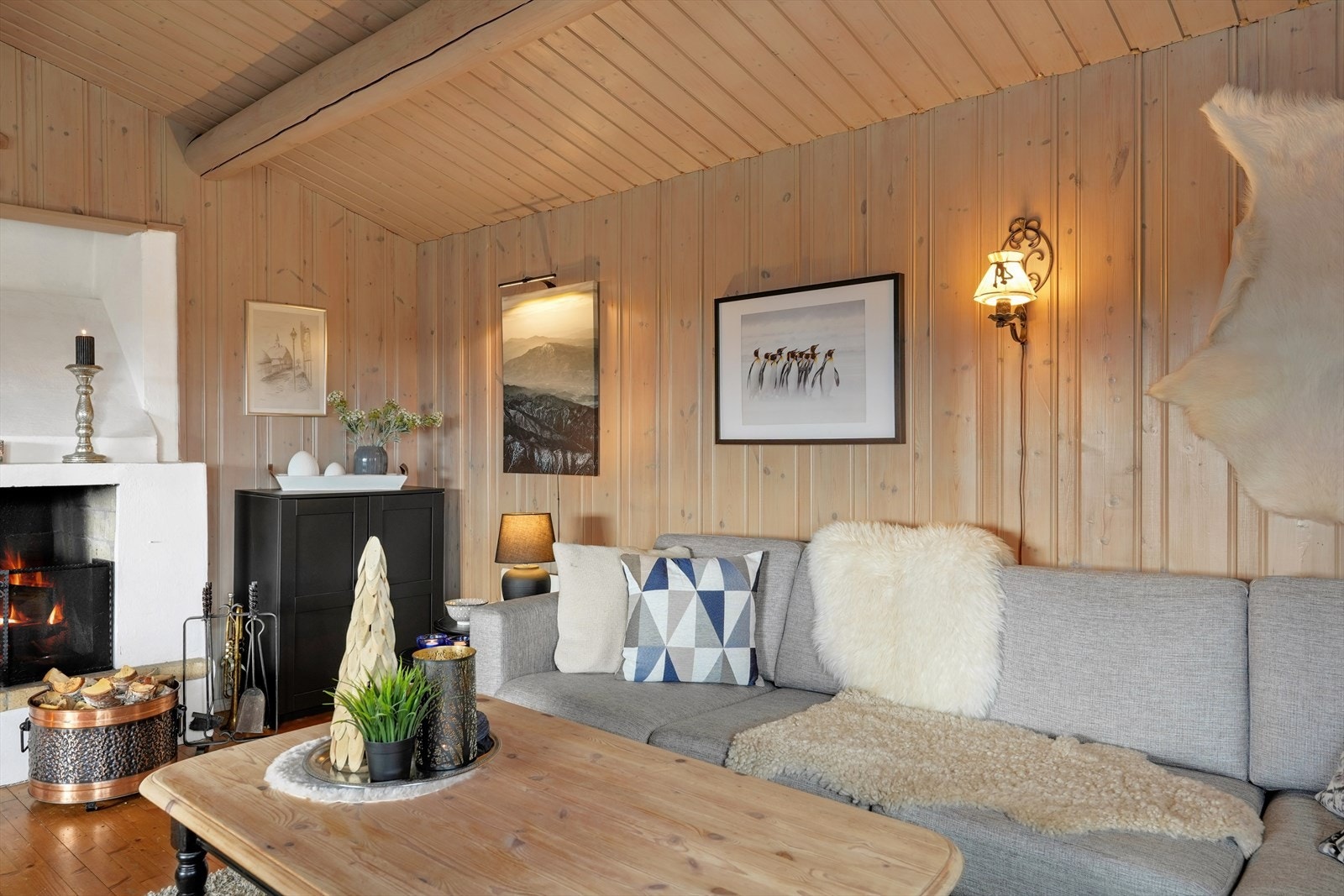 Stuen oppleves åpen og romslig, med plass til flere soner. Galleribilde