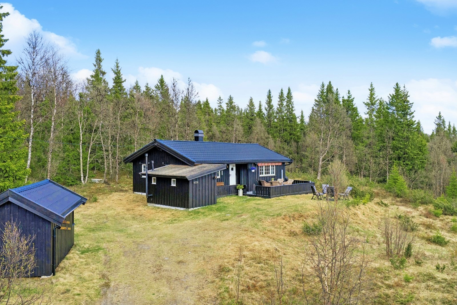 Festetomten er tilnærmet flat/svakt skrånende og er opparbeidet med grøntarealer og naturtomt. Galleribilde
