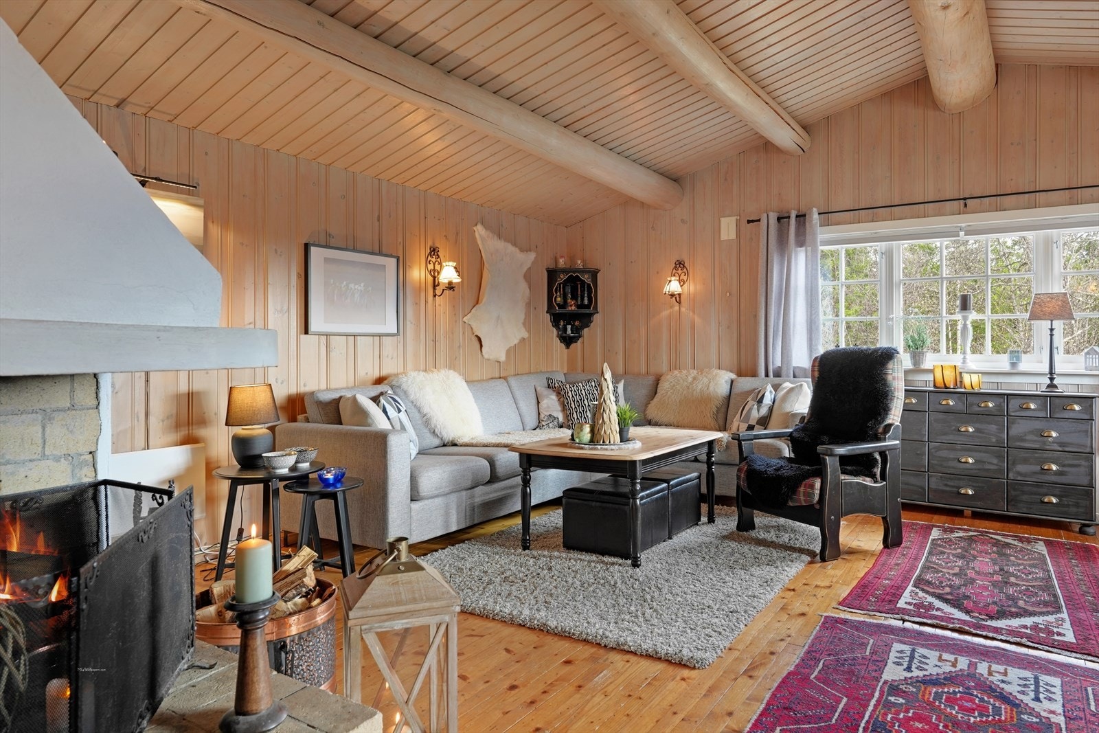 God takhøyde med synlige åser i stuen. Galleribilde