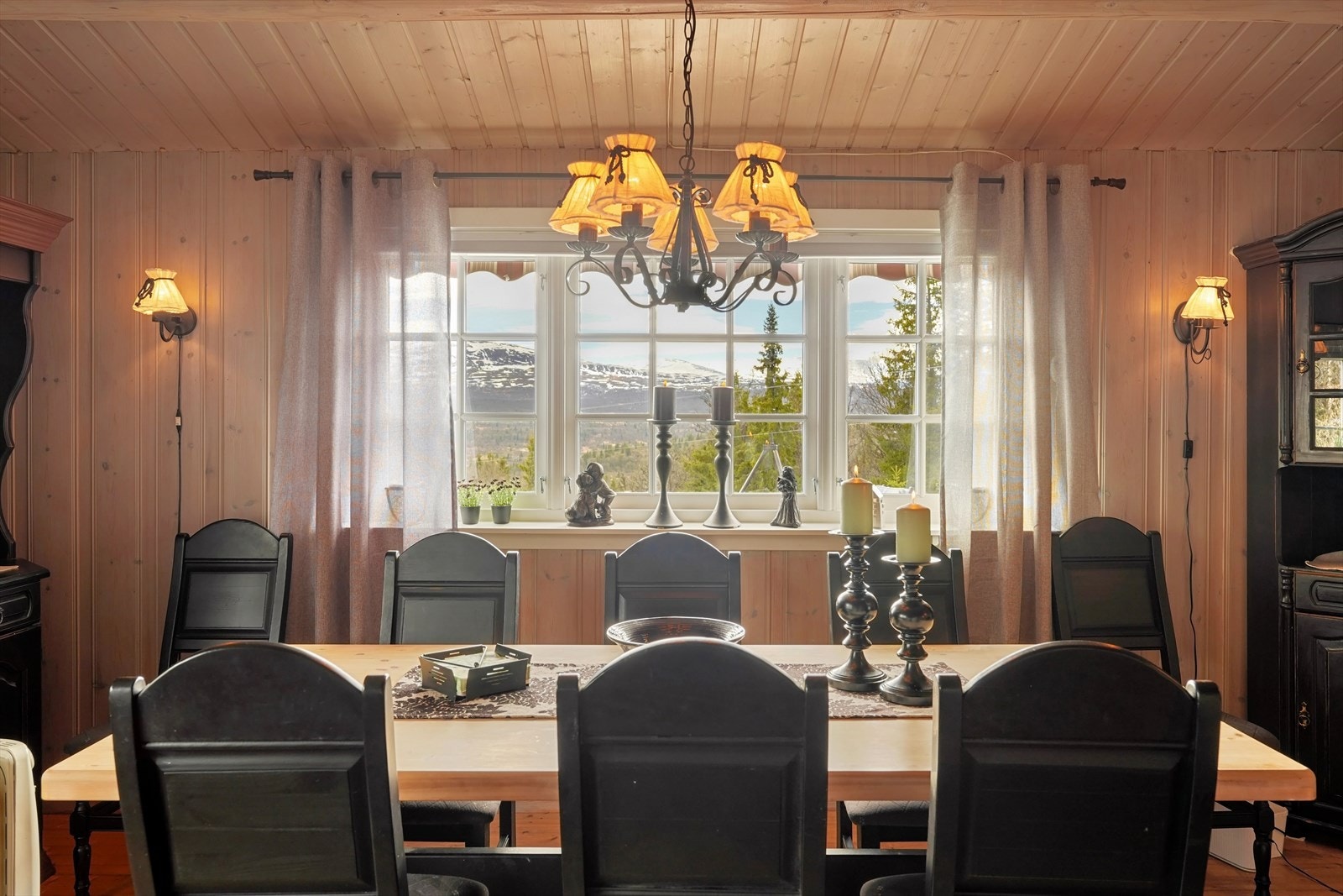 Fra spiseplassen er det utsikt mot fjellandskapet. Galleribilde