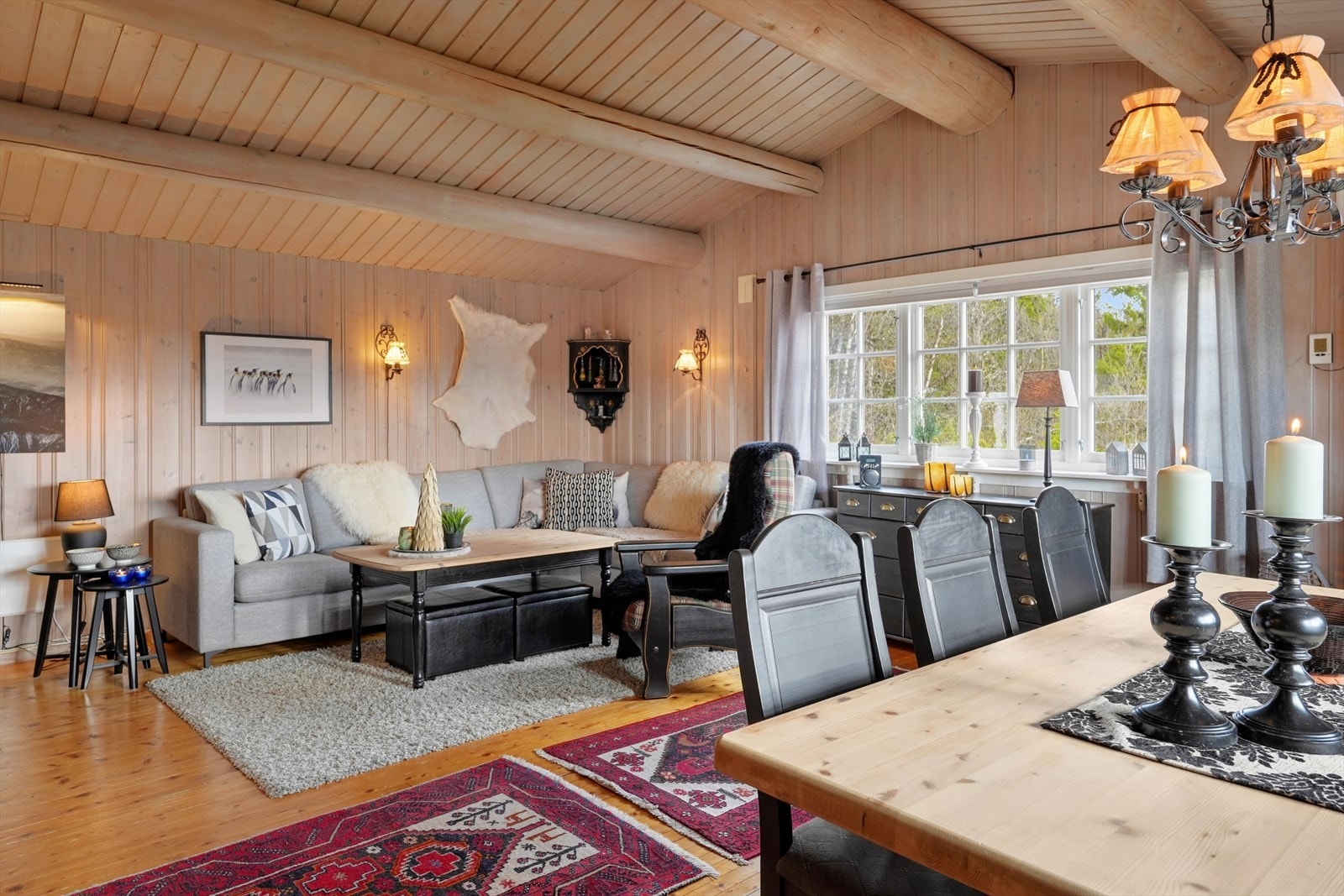 Stuen er romslig og gir plass til både sofagruppe og spisebord. Galleribilde