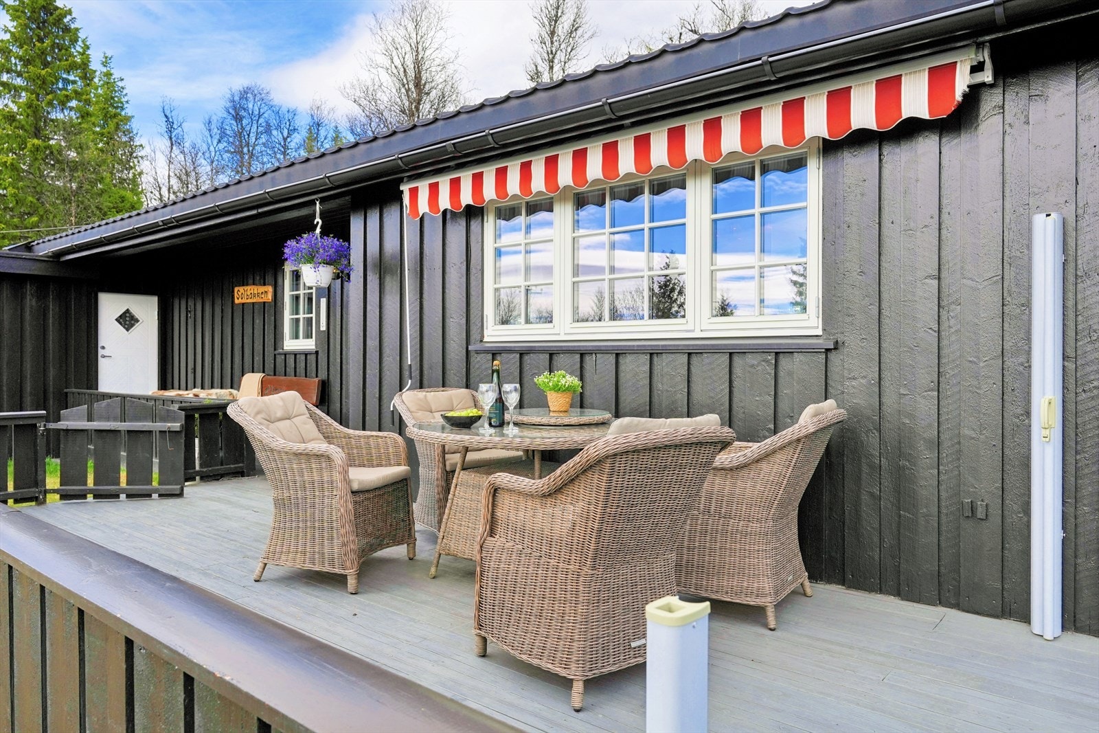 Hyggelig og solrik terrasse med god plass til utemøbler, perfekt for rolige morgener og sosiale kvelder. Den praktiske markisen gir behagelig skygge på varme dager, og skaper en lun og innbydende uteplass. Galleribilde