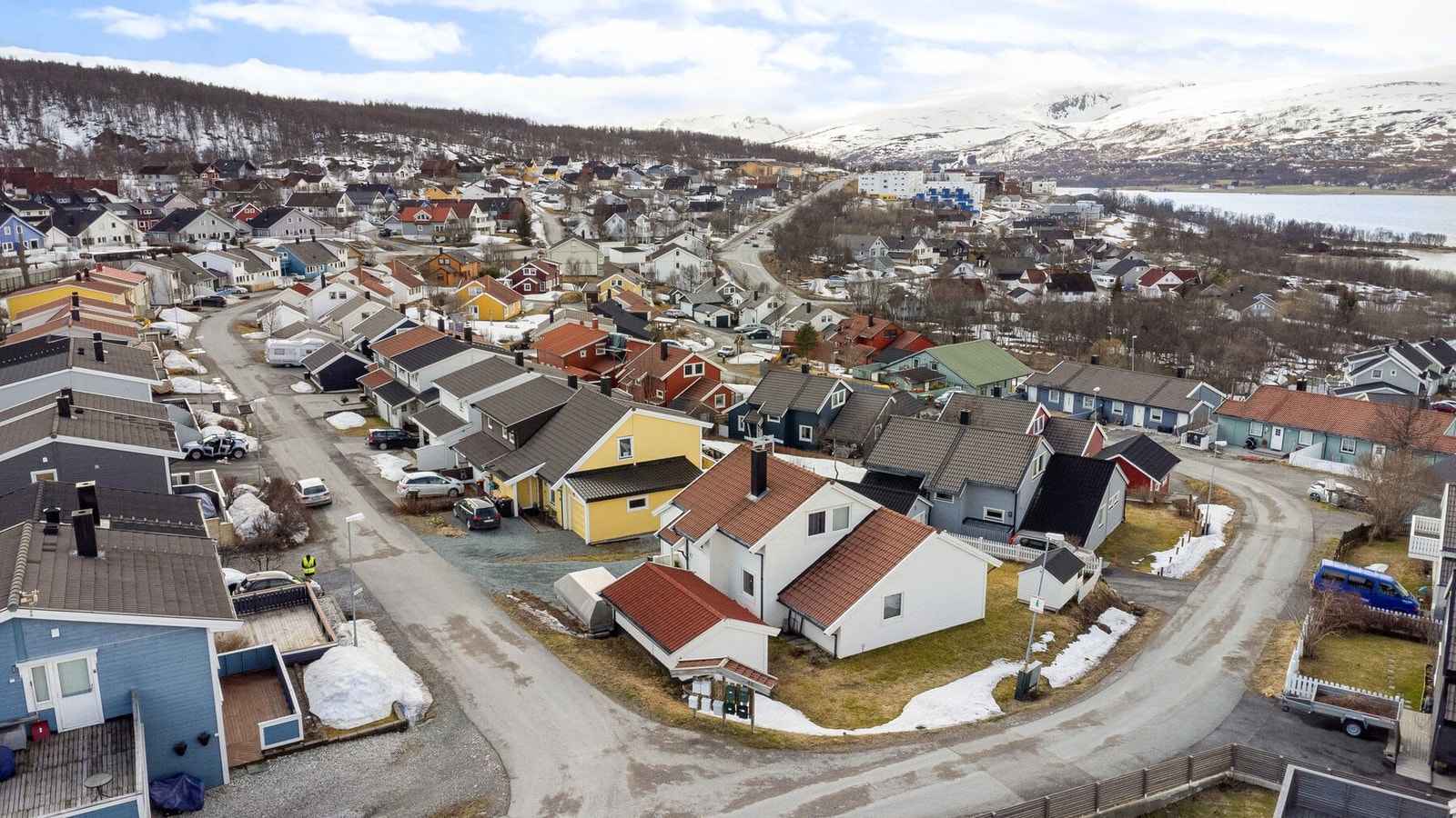 Huset ligger på endetomt i gata. Galleribilde