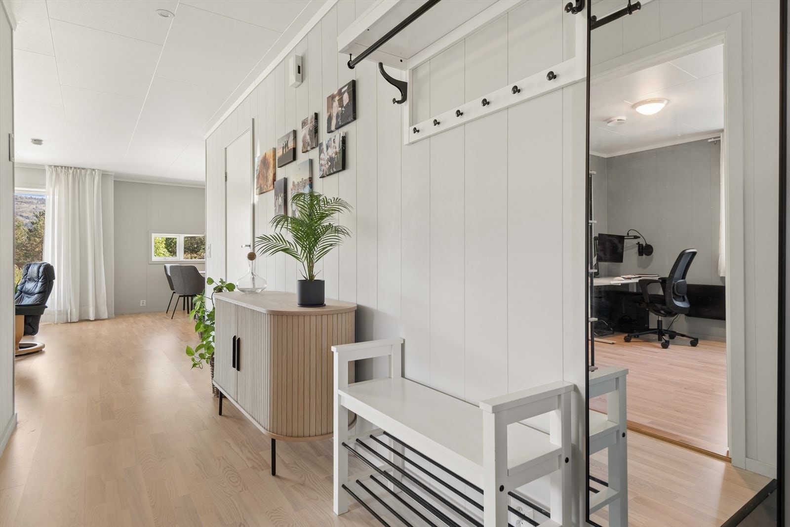 Lys og hyggelig entré med plass for enkle garderobe- og opphengsløsninger. Galleribilde
