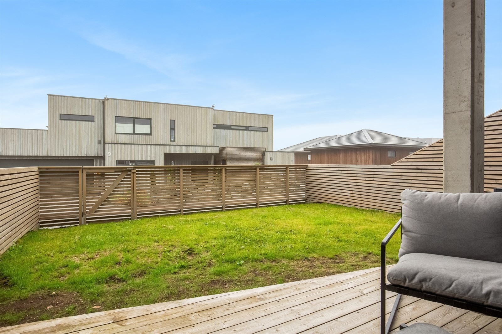 Leiligheten har et stort uteområde som legger godt til rette for både aktivitet og avslapning i solen, med god plass til flere sittegrupper. Galleribilde