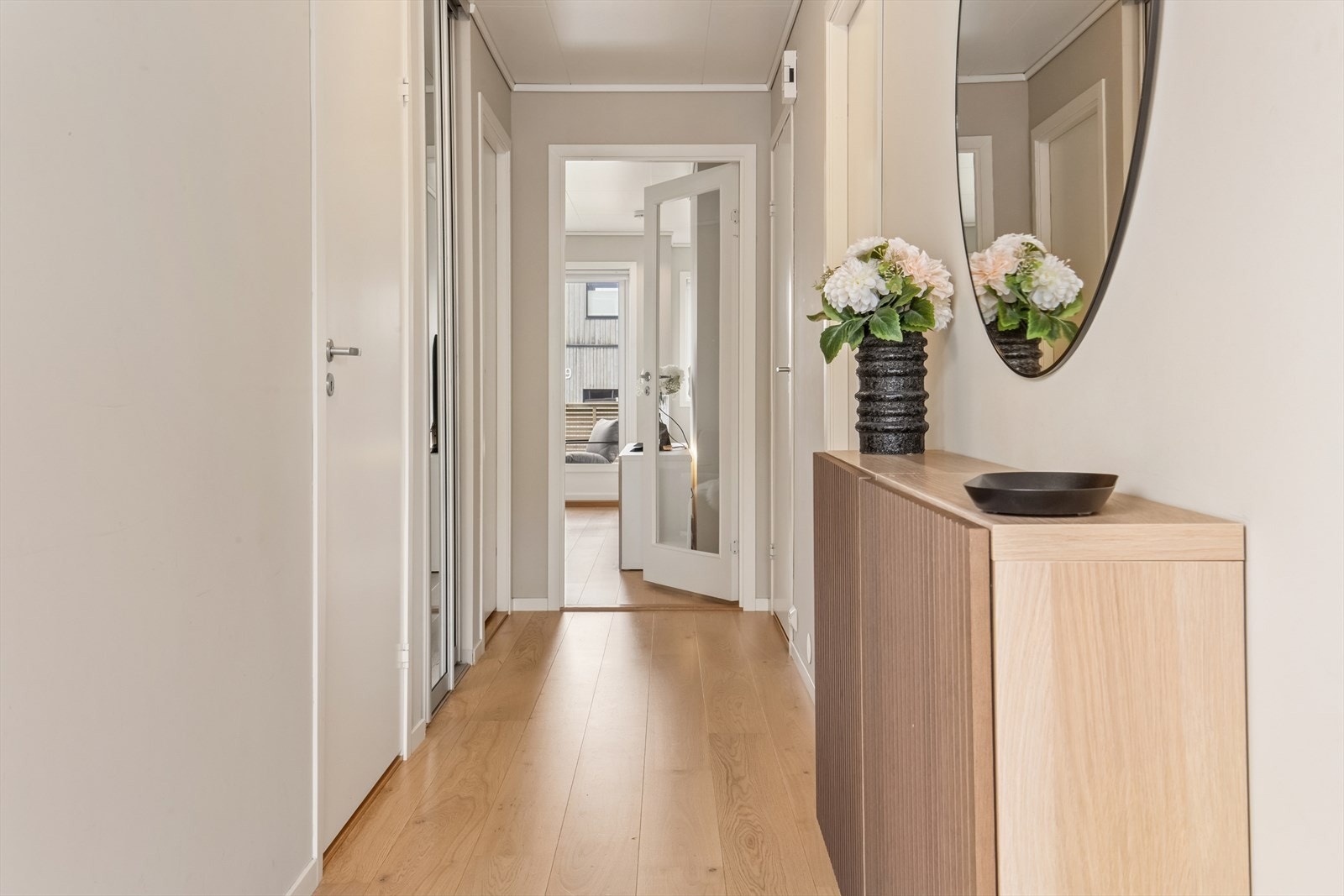 Gangen har en praktisk planløsning med enkel adkomst til alle rom i leiligheten. Galleribilde