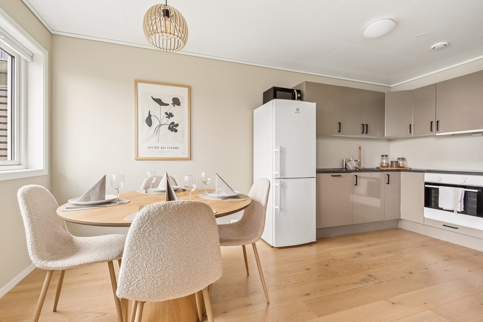 Leiligheten har plass til spisebord og byr på et lekkert kjøkken med moderne farger. Galleribilde