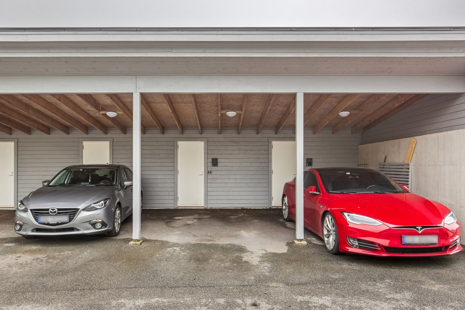 Leiligheten disponerer carport med installert elbillader, noe som gir en praktisk og fremtidsrettet løsning for elbil. Galleribilde