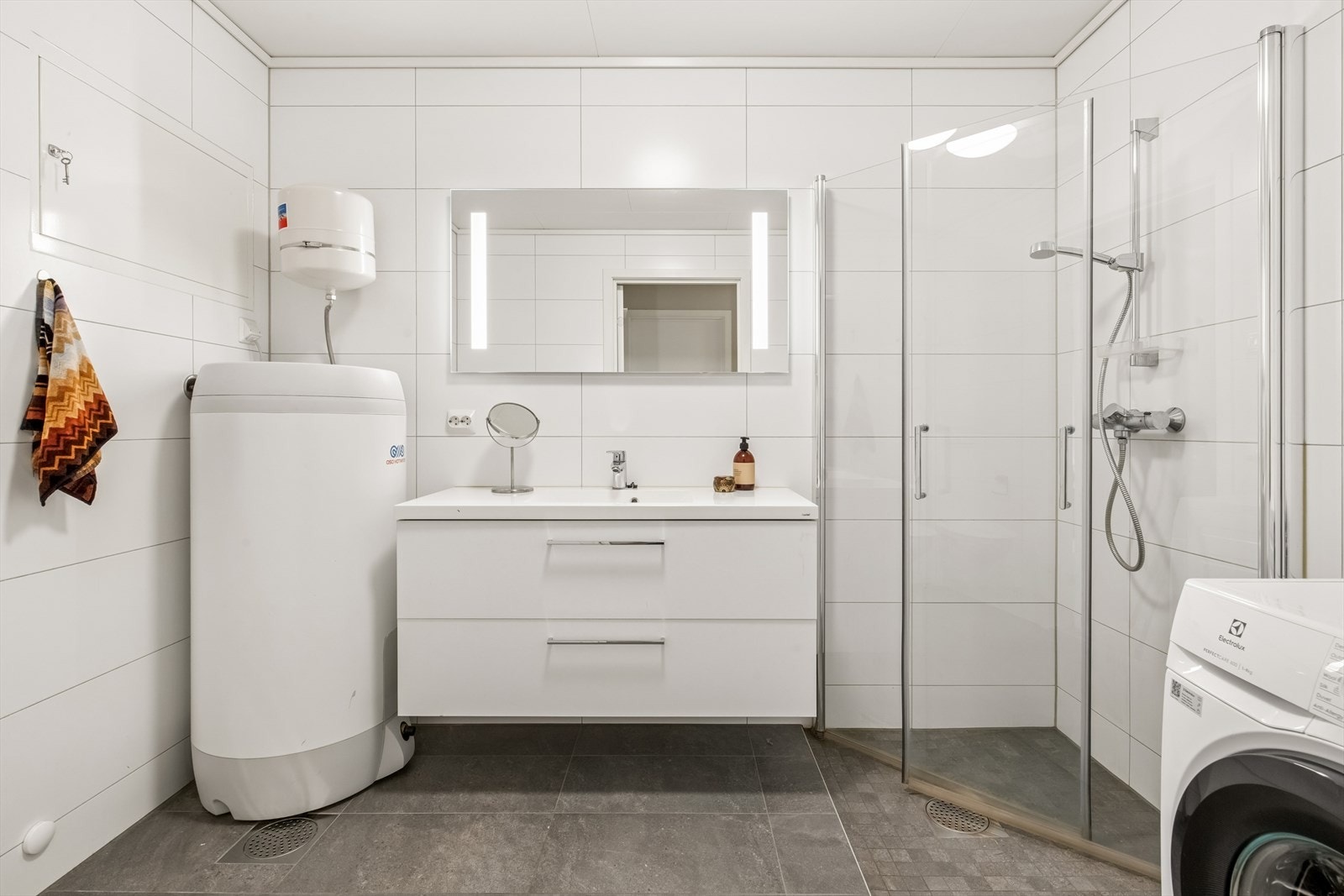 Badet er tilrettelagt med opplegg for vaskemaskin, noe som gir praktisk løsning i hverdagen. Galleribilde