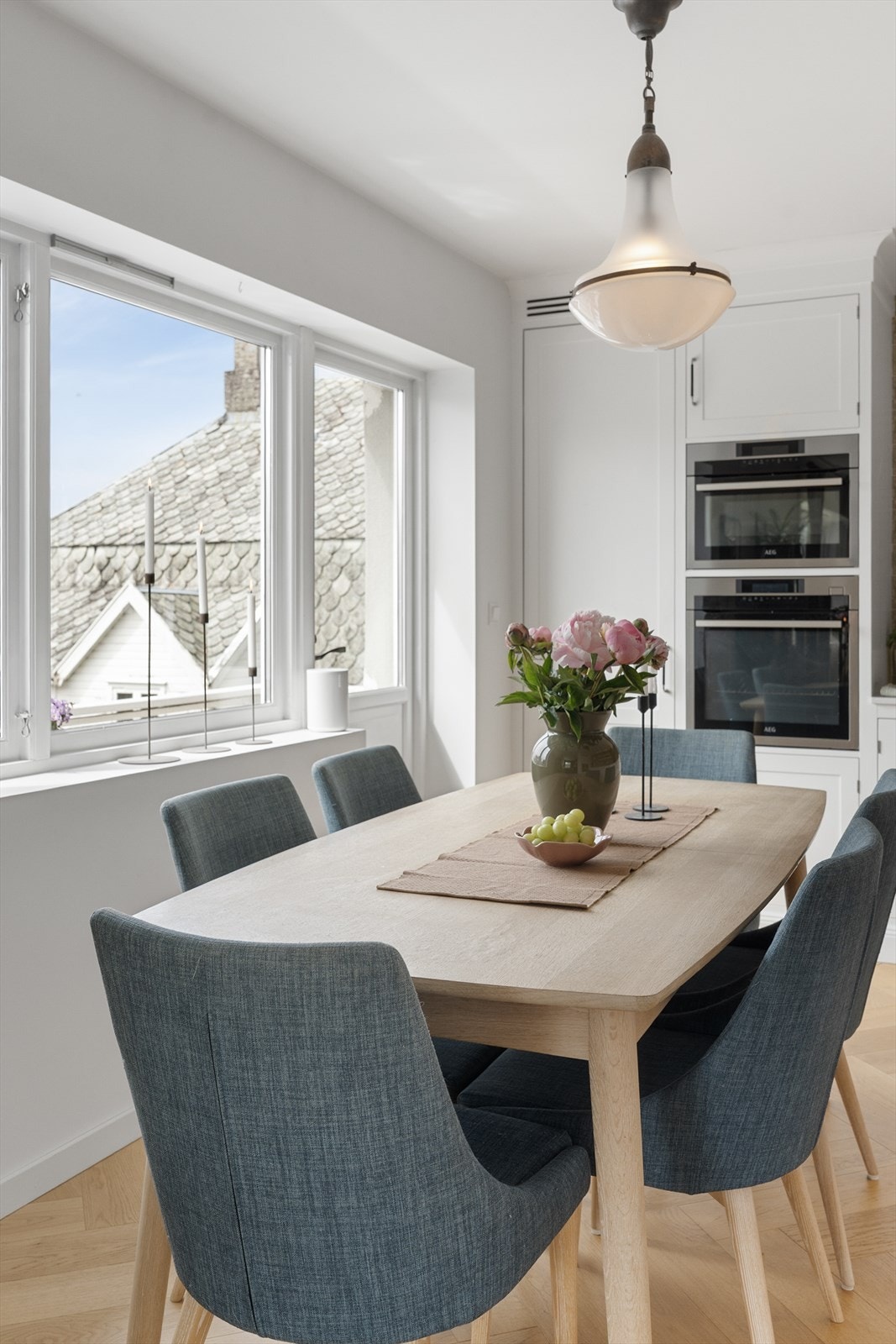 Hyggelig spiseplass ved vinduet. Galleribilde
