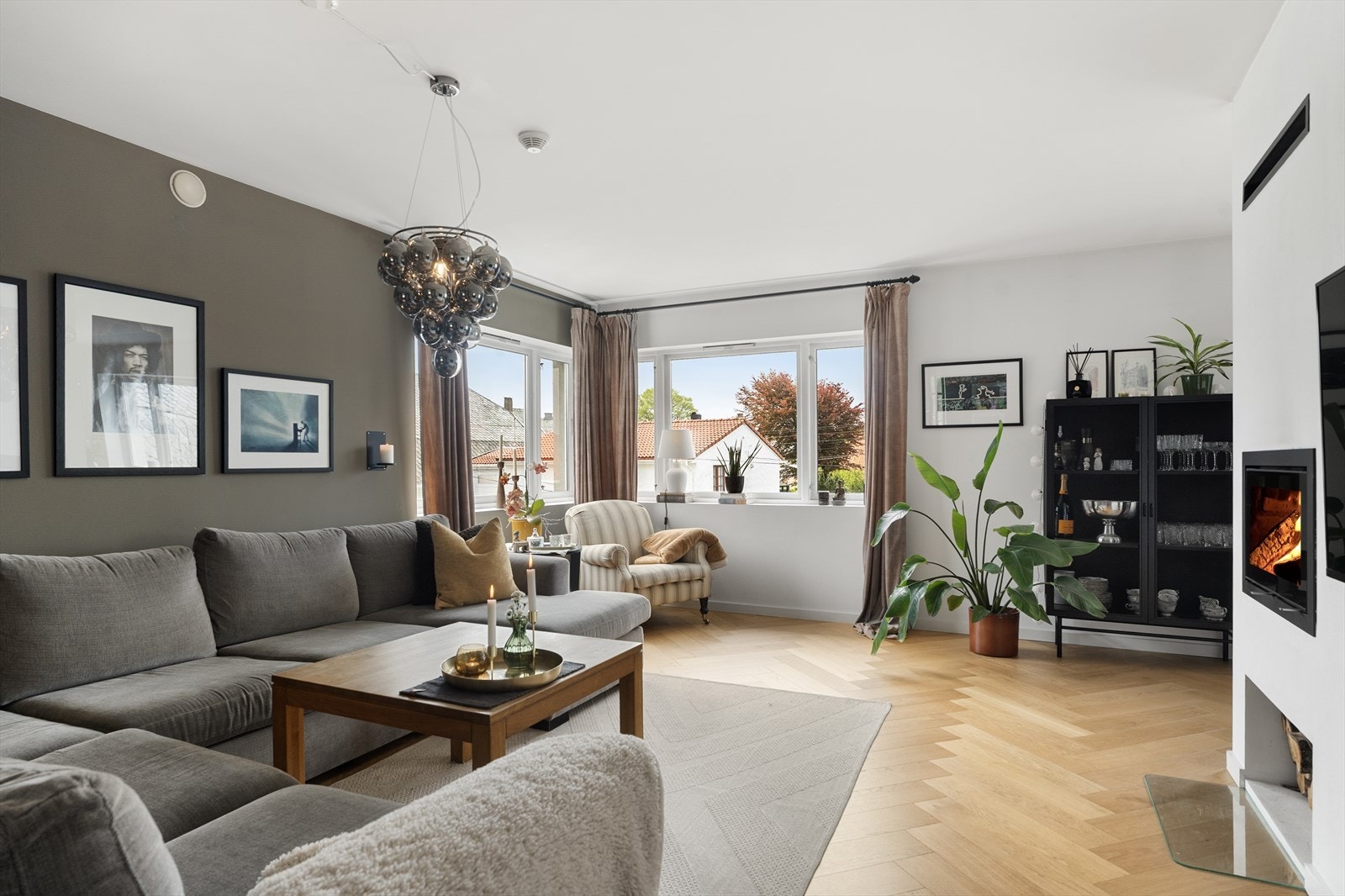 Boenheten i 2. etasje benyttes i dag som "hovedbolig". Leiligheten omfatter 2. etasje + loft og inneholder stue/kjøkken, dagligstue, loftstue, totalt 4 soverom, 2 bad og toalettrom. Galleribilde