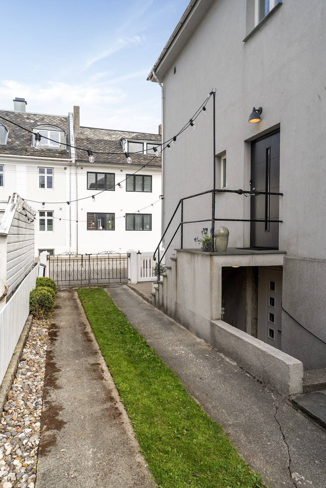 Innkjørsel og egen inngang til kjelleren. Galleribilde