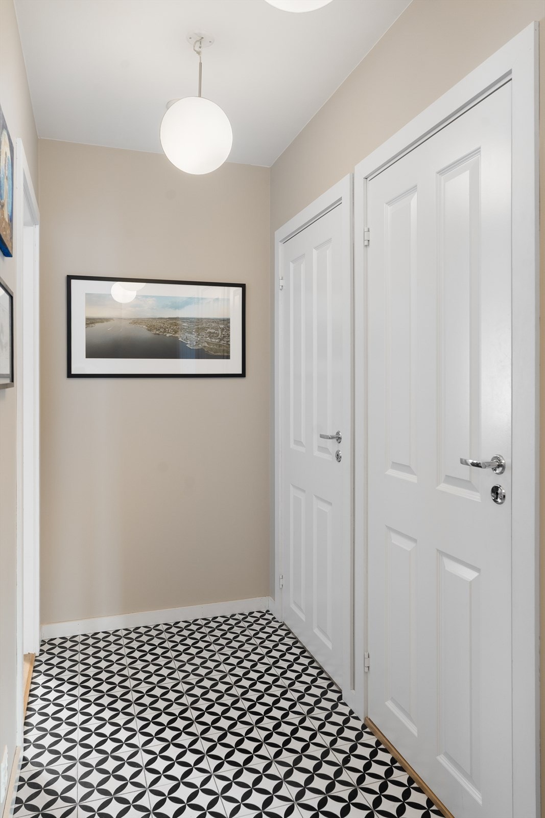 Direkte adkomst til garderobe med plass til yttertøy og sko. Galleribilde