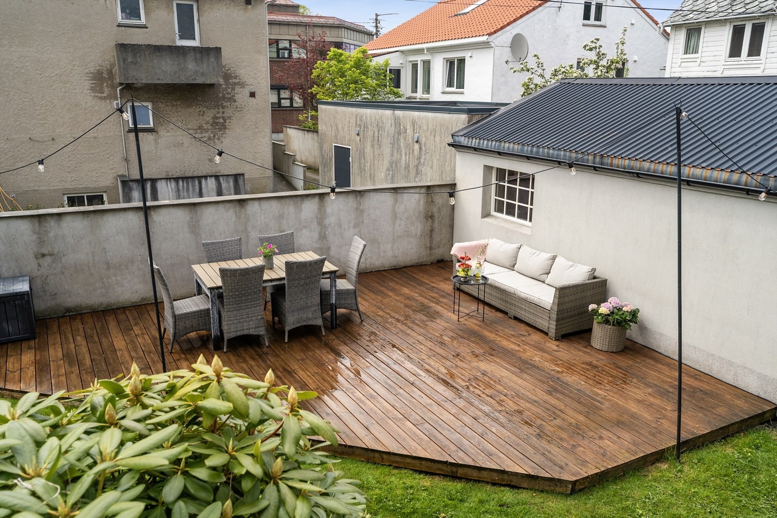 Eiendommen har stor og flott hage med terrasseplattinger og plen. Galleribilde