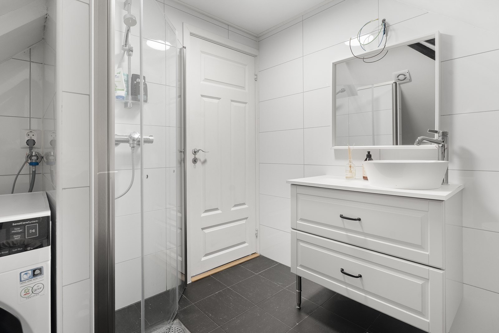 Badet på loftet ble etablert i 2018. Fliser på vegger og malte tak/skråhimling. Flislagt gulv. Innebygget sisterne. Elektrisk avtrekksvifte i vegg. Det gjøres oppmerksom på at badet er innredet i en tidligere bod. Galleribilde