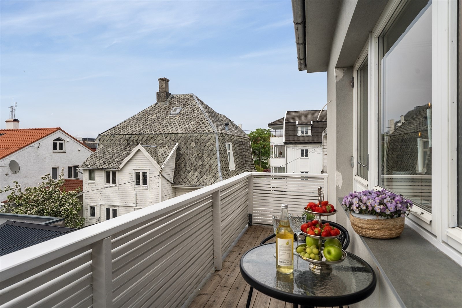 Plass til utemøbler og potteplanter. Galleribilde