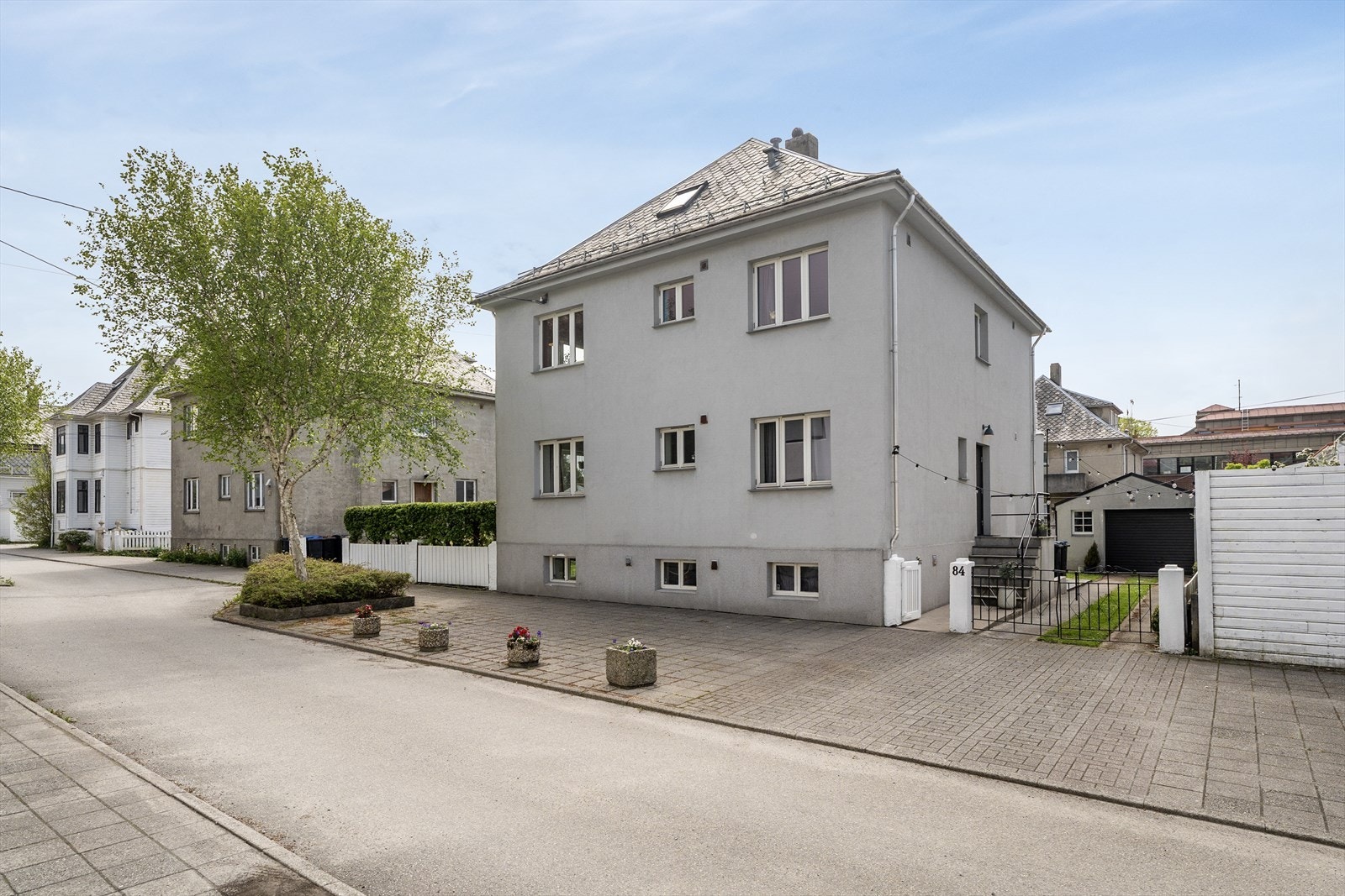 Tomannsboligen er oppført med hele 4 plan og inneholder 2 boenheter + en ikke godkjent hybel i kjelleren. Bygget er jevnlig vedlikeholdt/oppgradert både utvendig og innvendig. Galleribilde