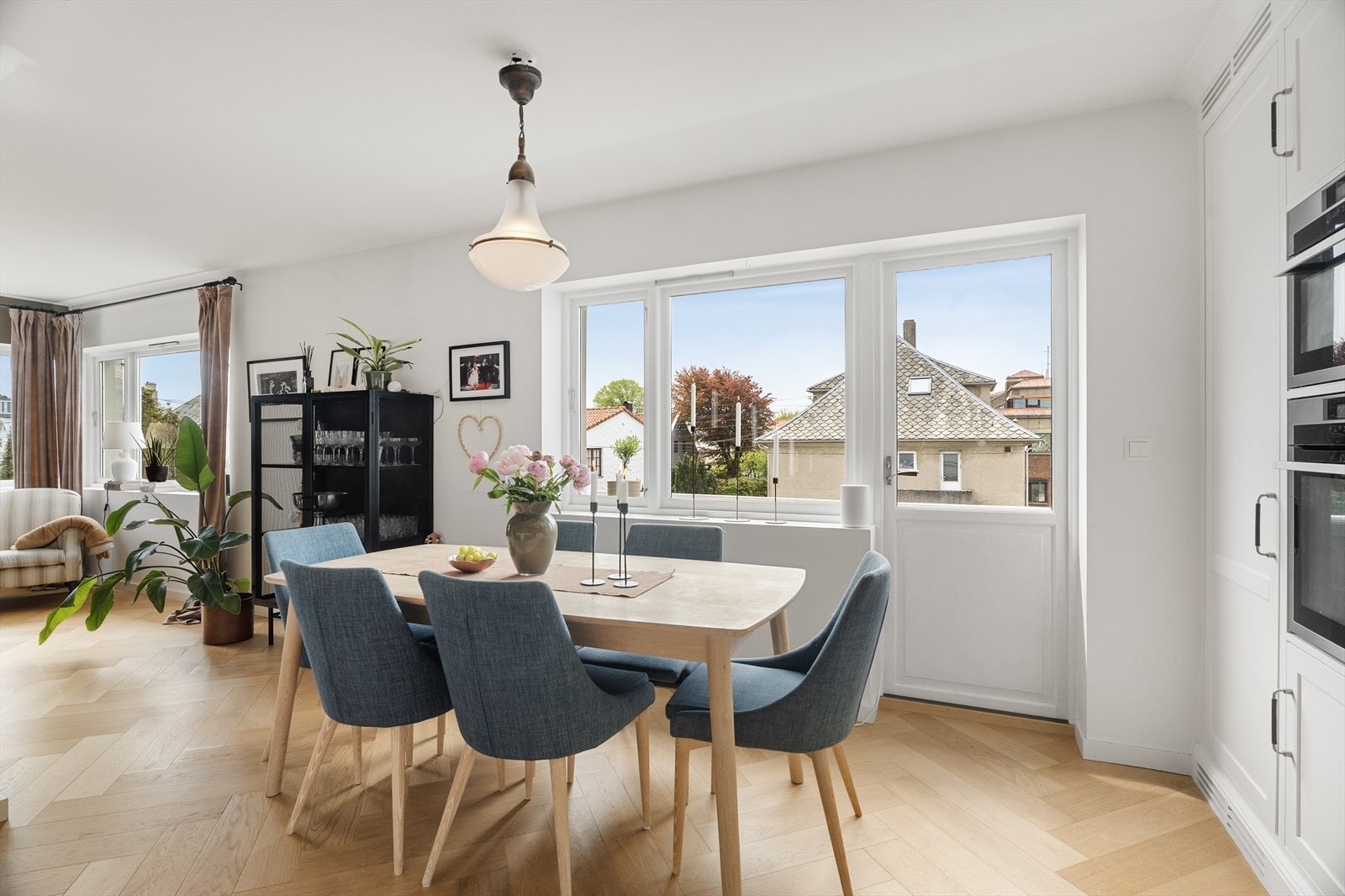 Fra stuen er det adgang til en romslig, solvendt terrasse mot den flotte hagen. Galleribilde