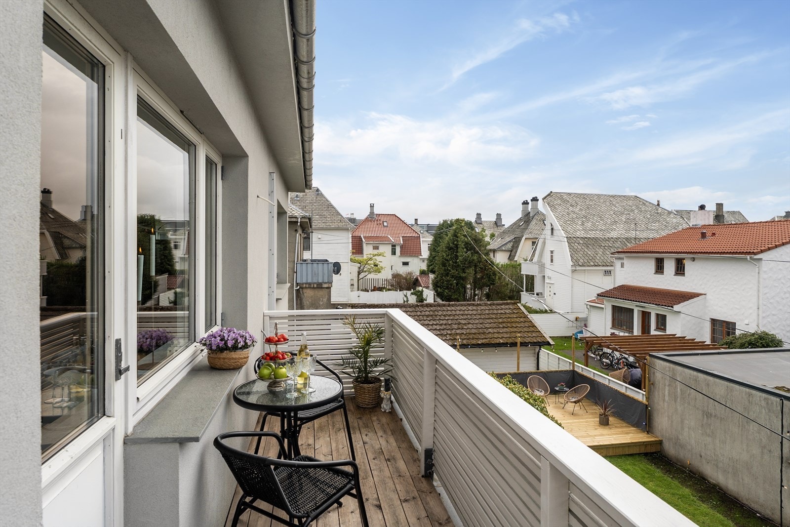 Nydelig, solvendt terrasse mot hagen. Galleribilde