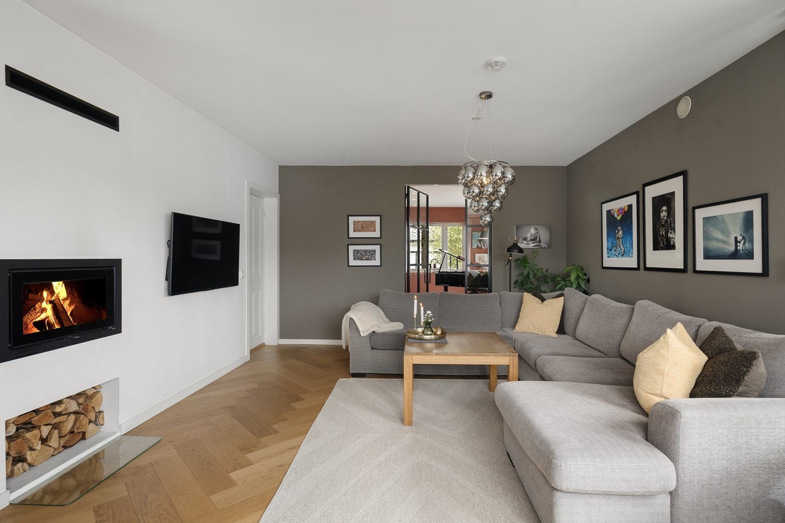 Avdelingen har flere innredningsmuligheter. God plass til sofa og spisegruppe. Fra stuen er det videre adkomst til en romslig dagligstue. Galleribilde