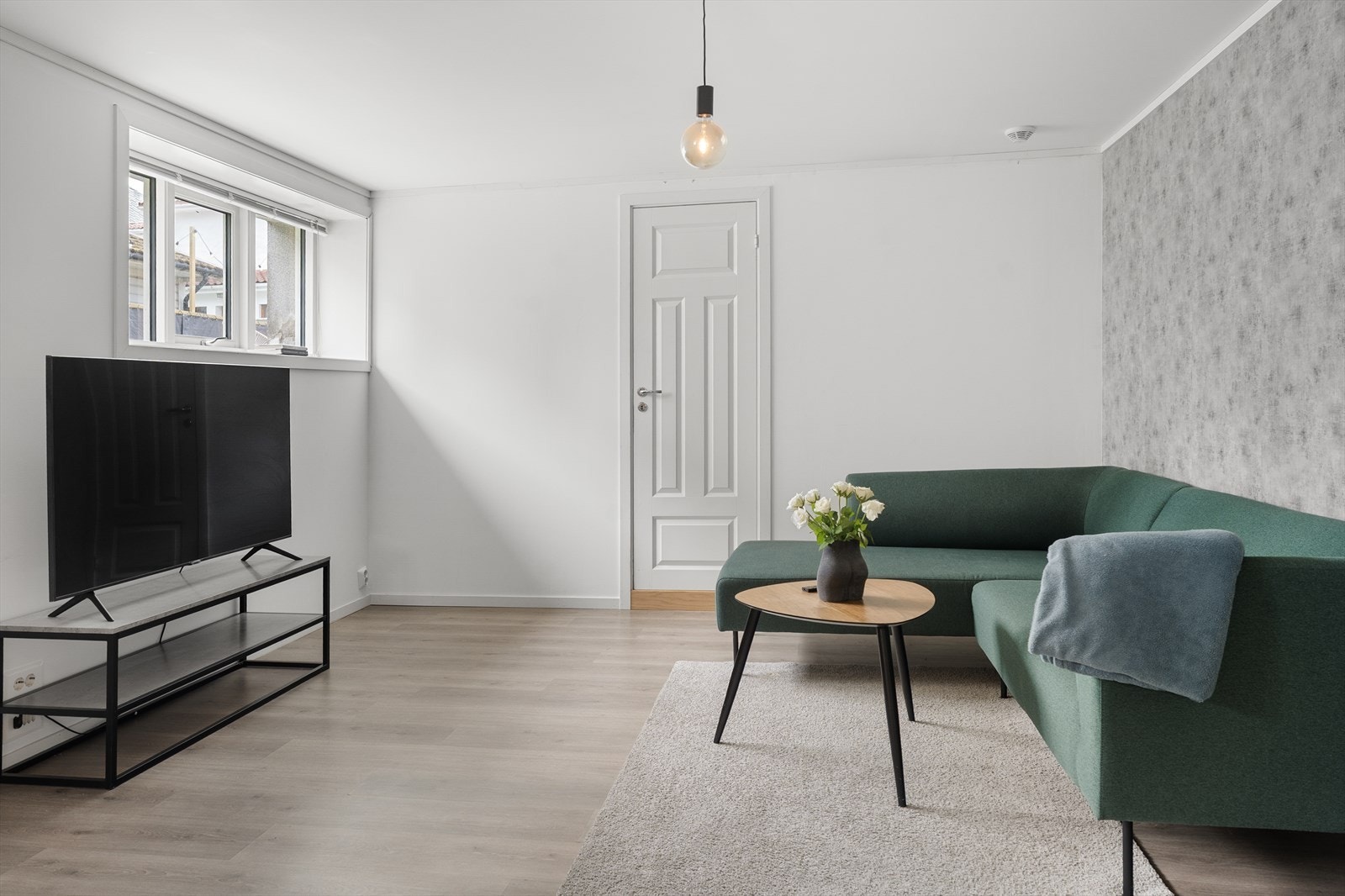 Kjelleren ble i 2018 innredet med stue/kjøkken, soverom og bad/vaskerom. Gang med trapp opp til 1. etasje. Entré med egen inngang. Meget gode lagringsmuligheter i hele fire boder. Galleribilde