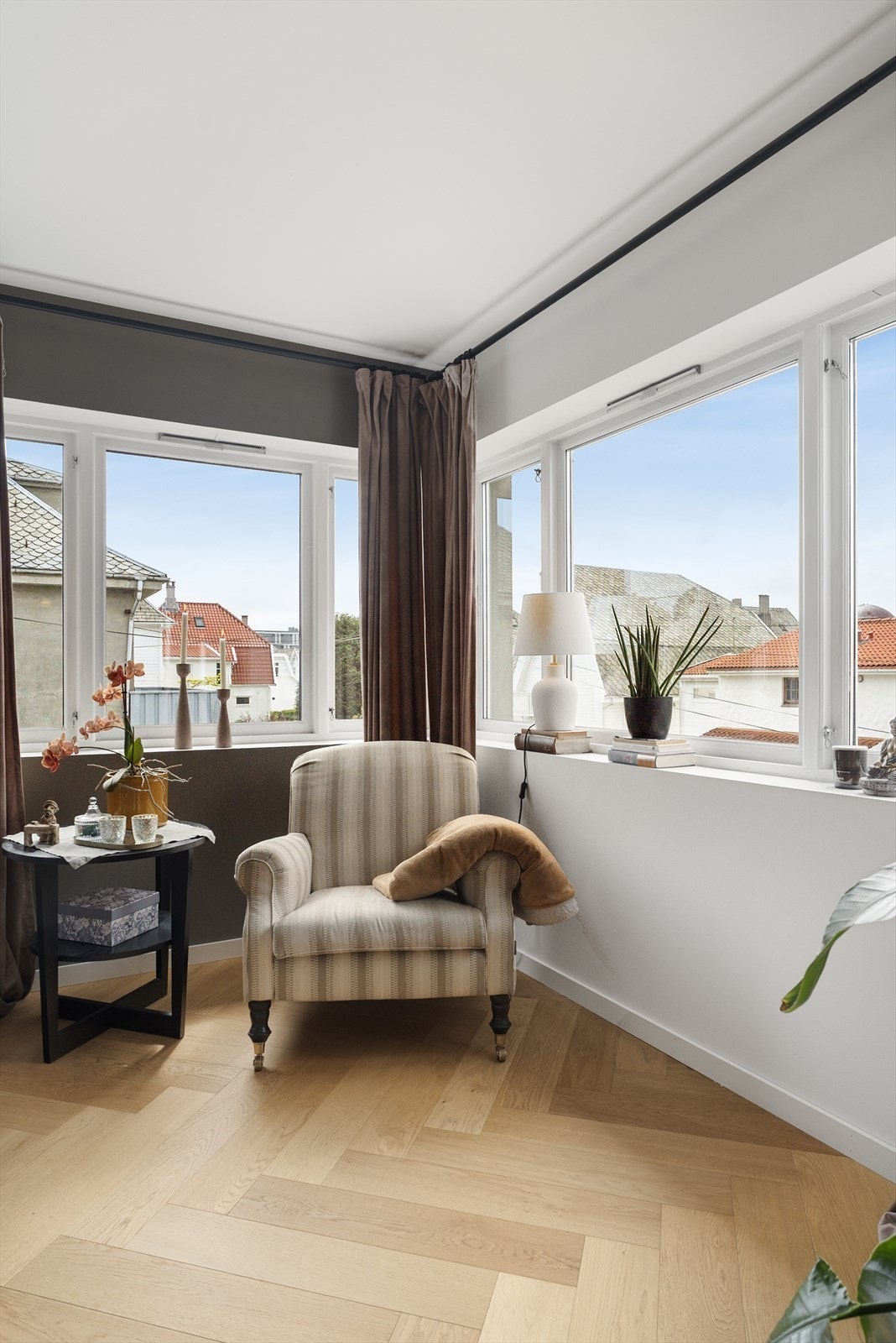 Rause vindusflater og lekker fiskebensparkett i eik. Galleribilde