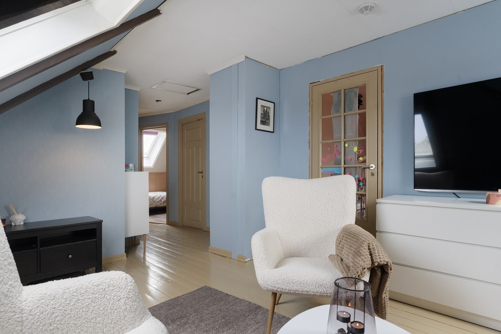 Sjarmerende loftstue med skrå himling, synlige taksperrer og takvindu. Loftstuen er delt i to soner: En del med sitteplass og TV, og en del som leder videre til to soverom og bad. Vinduene på loftet ble skiftet i 2012. Galleribilde