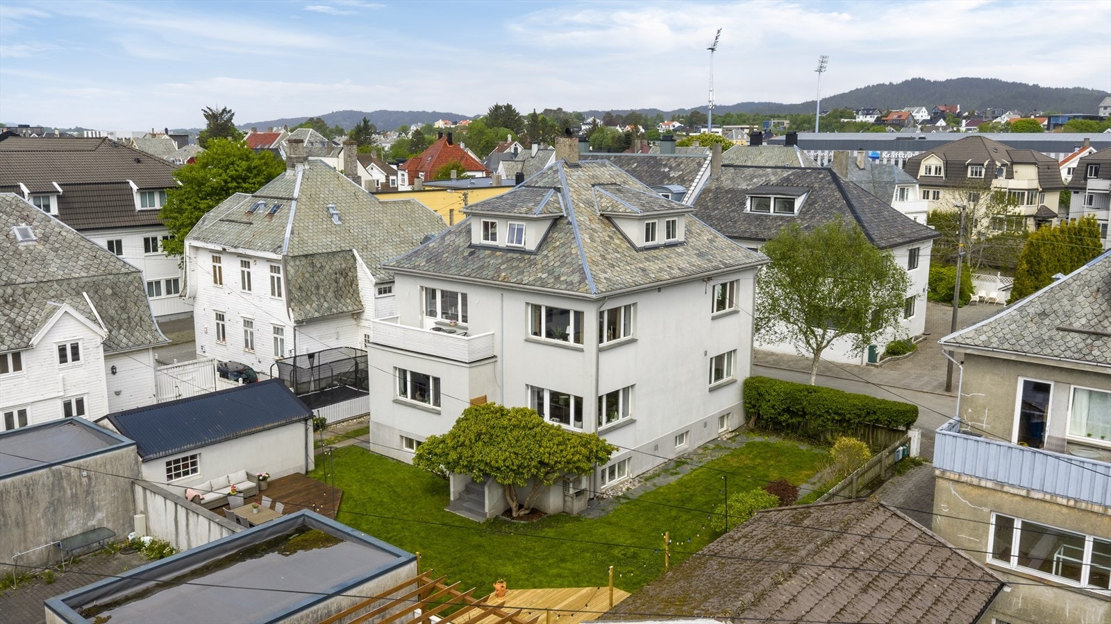 Kort oppsummert: En meget velholdt og innholdsrik tomannsbolig med gode utleiemuligheter og flotte uteområder, sentralt beliggende i Haugesund by. Galleribilde