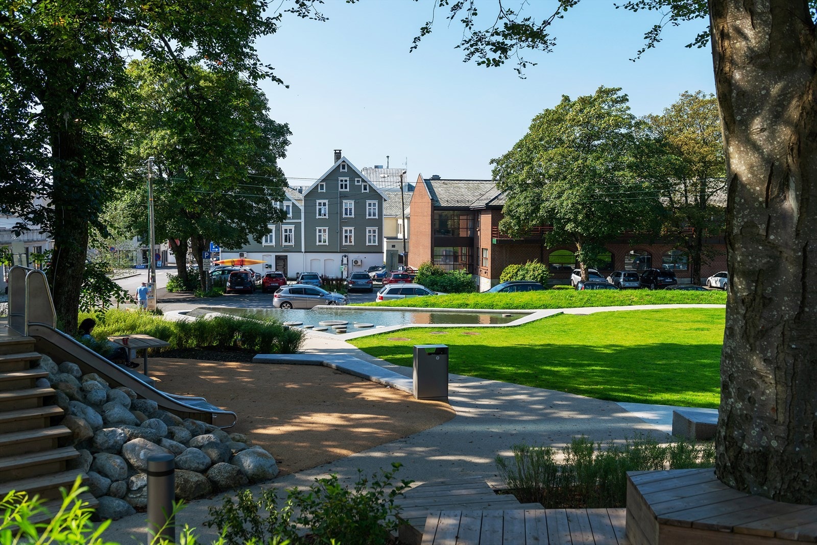 I nærområdet finner dere blant annet en stor lekepark, Rådhusparken og det populære Folkebiblioteket med nydelige uteområder for store og små. Galleribilde