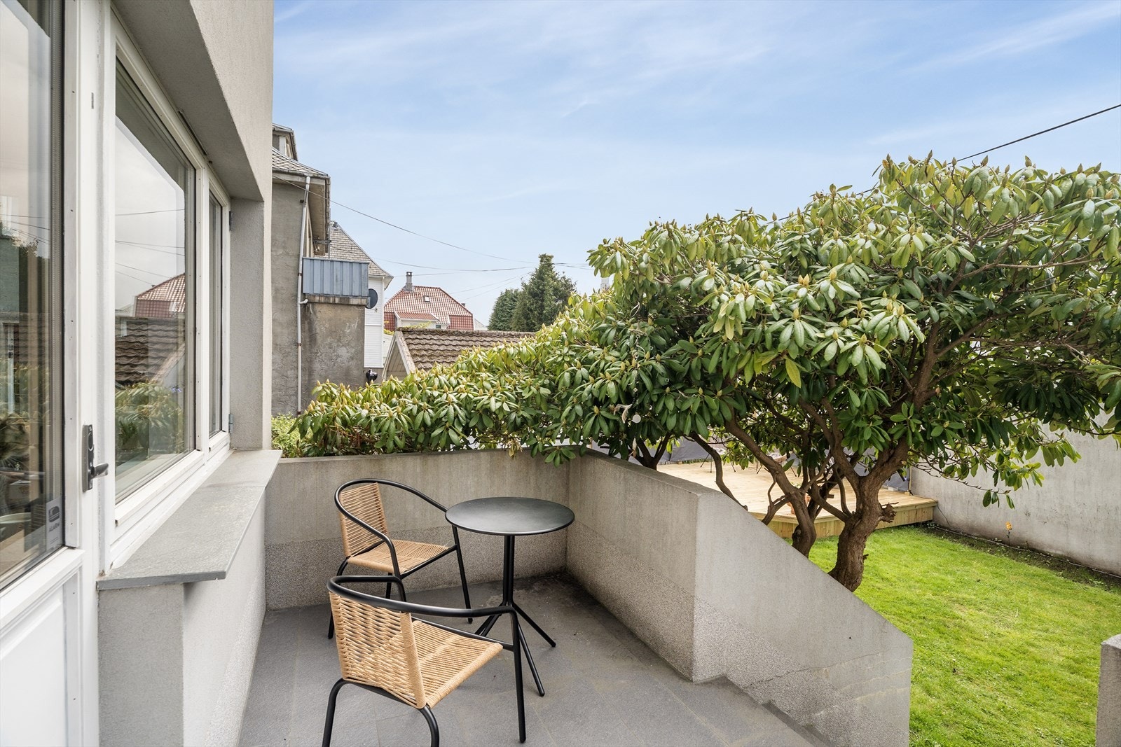 Terrasse med utgang fra stuen i 1. etasje. Galleribilde
