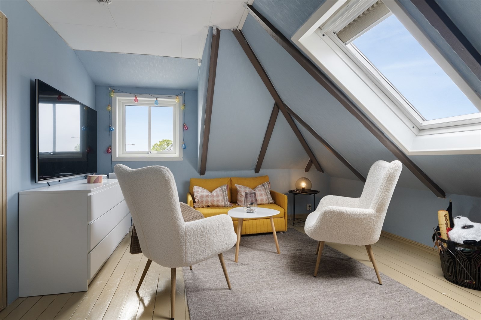 Loftsetasjen er innredet med 3 soverom, loftstue og bad/vaskerom. Etasjen egner seg perfekt som f eks "ungdomsavdeling" og/eller gjestefløy. Galleribilde