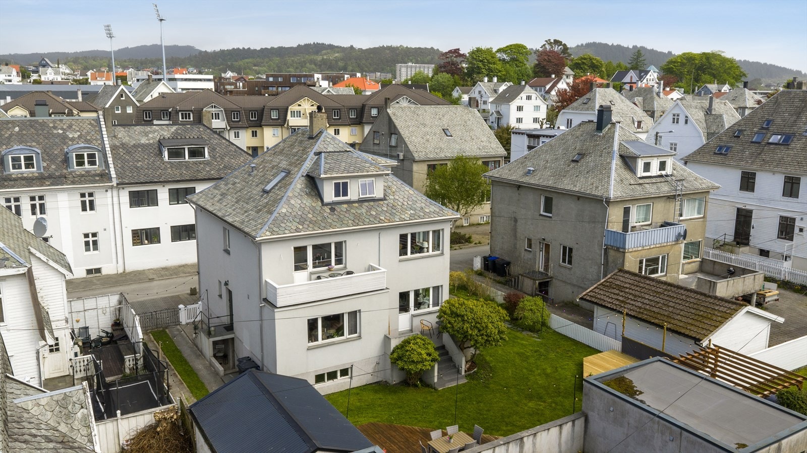 Øvregata 84 ligger i en sjarmerende gate, hovedsakelig bestående av eldre, ærverdige boliger og bygårder. Her fra har en enkel tilgang til alle fasiliteter sentrumskjernen har å by på, samt kort gangavstand til både sykehuset og høyskolen. Galleribilde