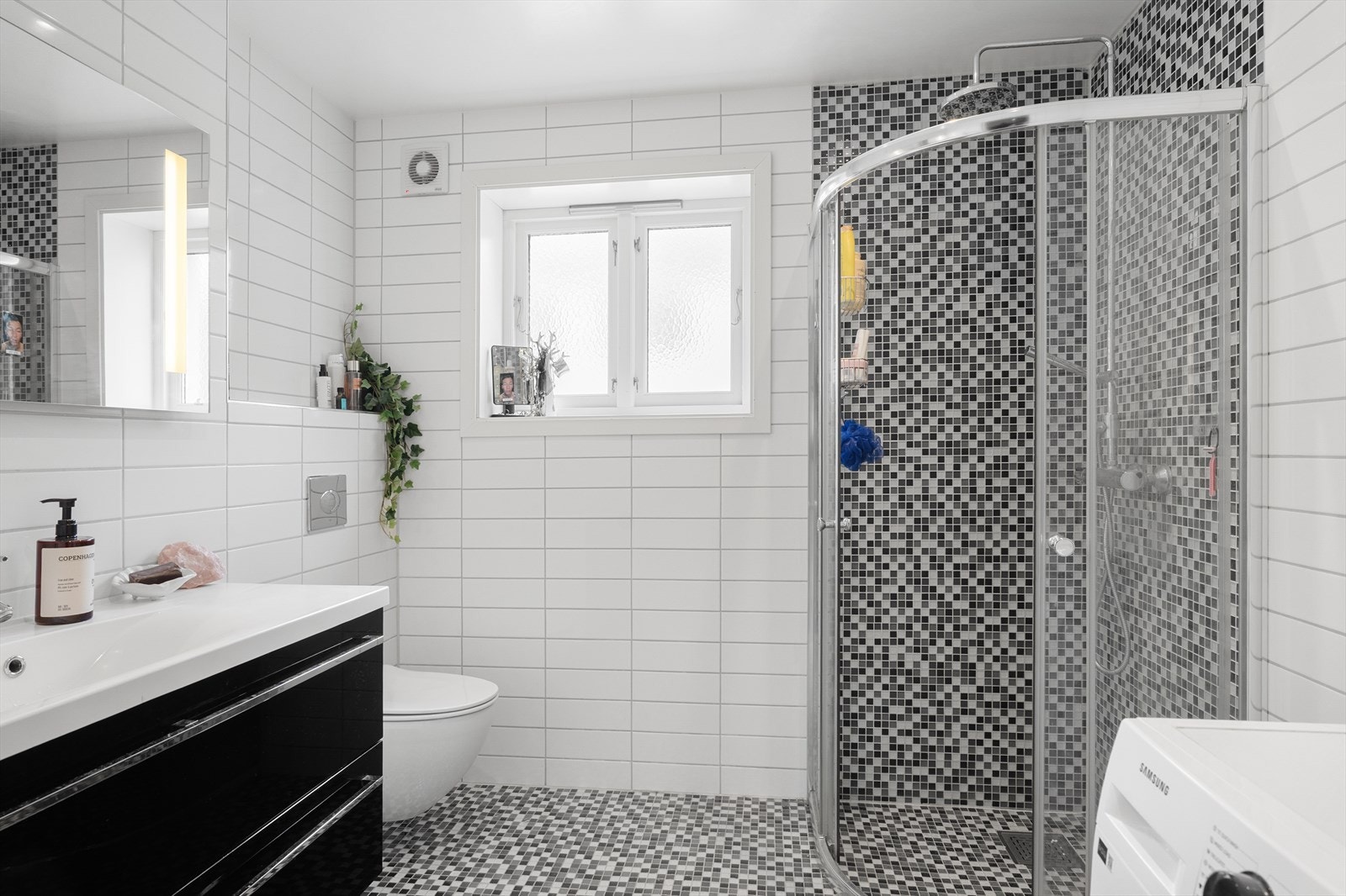 Bad/vaskerom i 1. etasje ble oppgradert i 2015 ved egeninnsats. Badet er innredet med dusjnisje, veggmontert toalett og baderomsinnredning med heldekkende servant. Opplegg for vaskemaskin. Elektrisk avtrekksvifte i vegg. Galleribilde