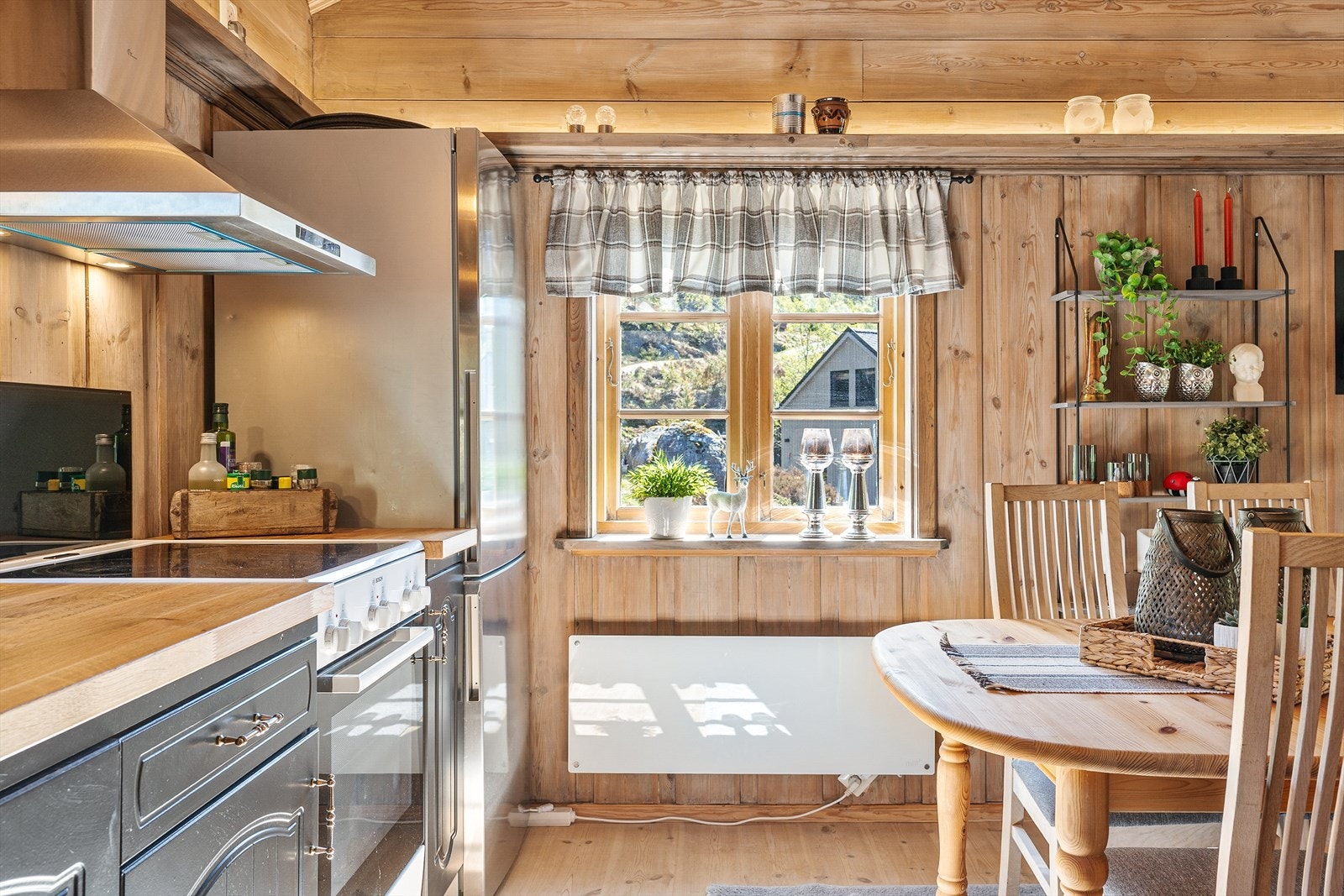 Kjøkkenvinduet gir godt med arbeidslys på benken. Galleribilde