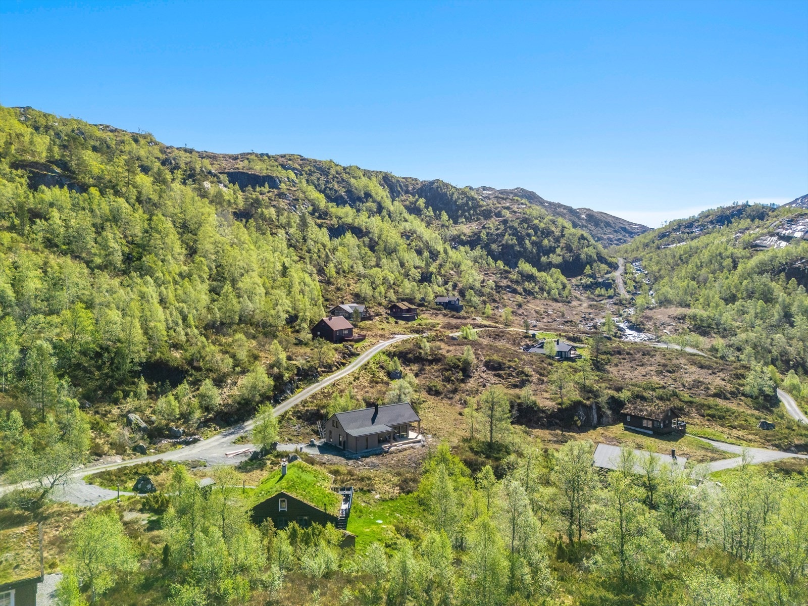 Fjellhaugen byr på et variert landskap med fjell, skog og vann. Galleribilde
