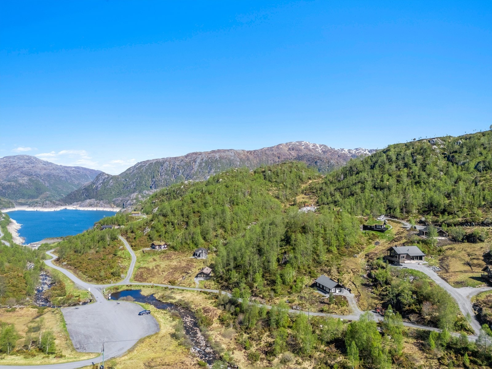 Fra hytta er det ca. 17 km til Rosendal og ca. 35 km til Husnes. Galleribilde
