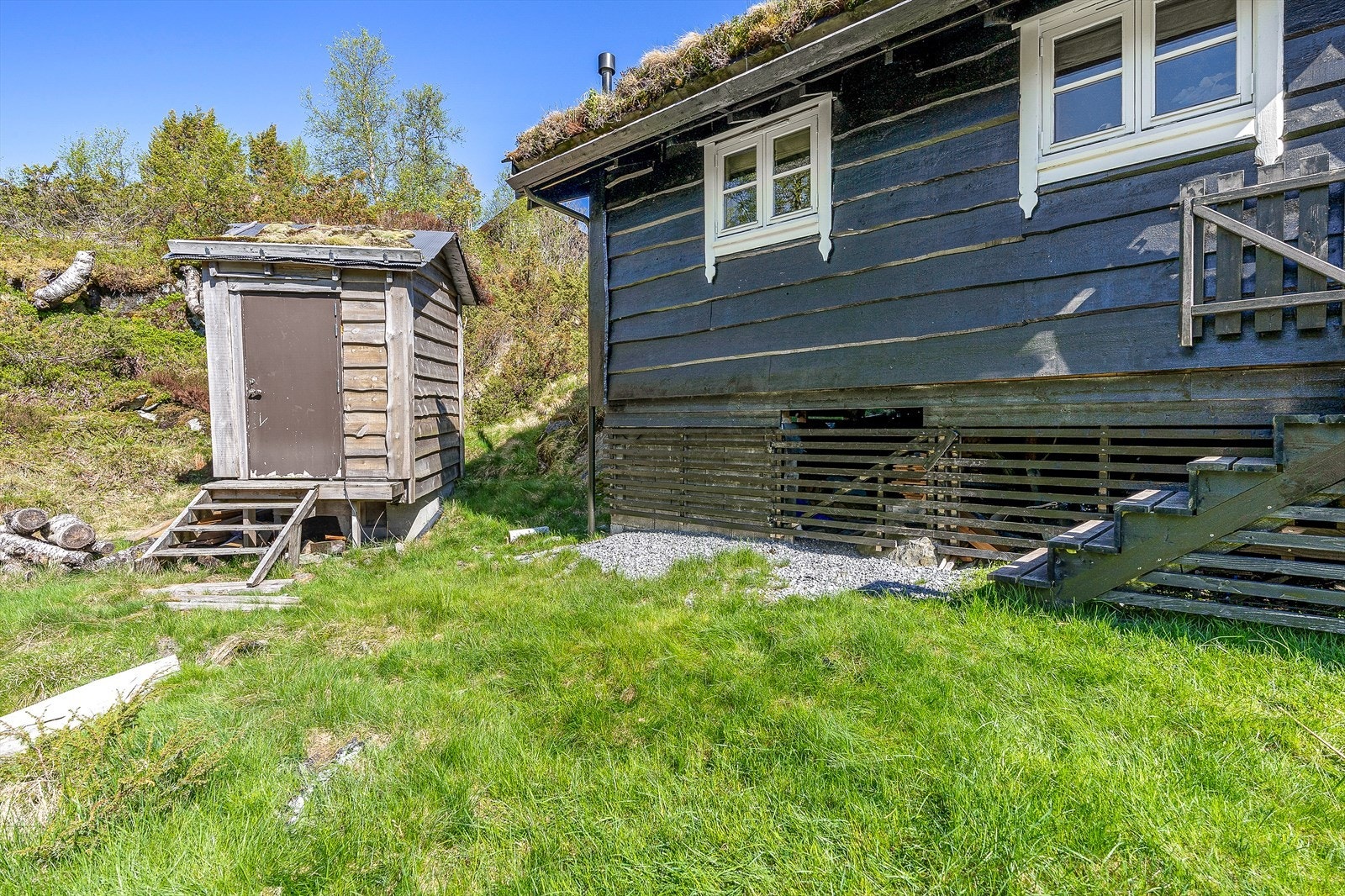 En tidligere frittstående utedo er nå omgjort til en praktisk bod. Galleribilde