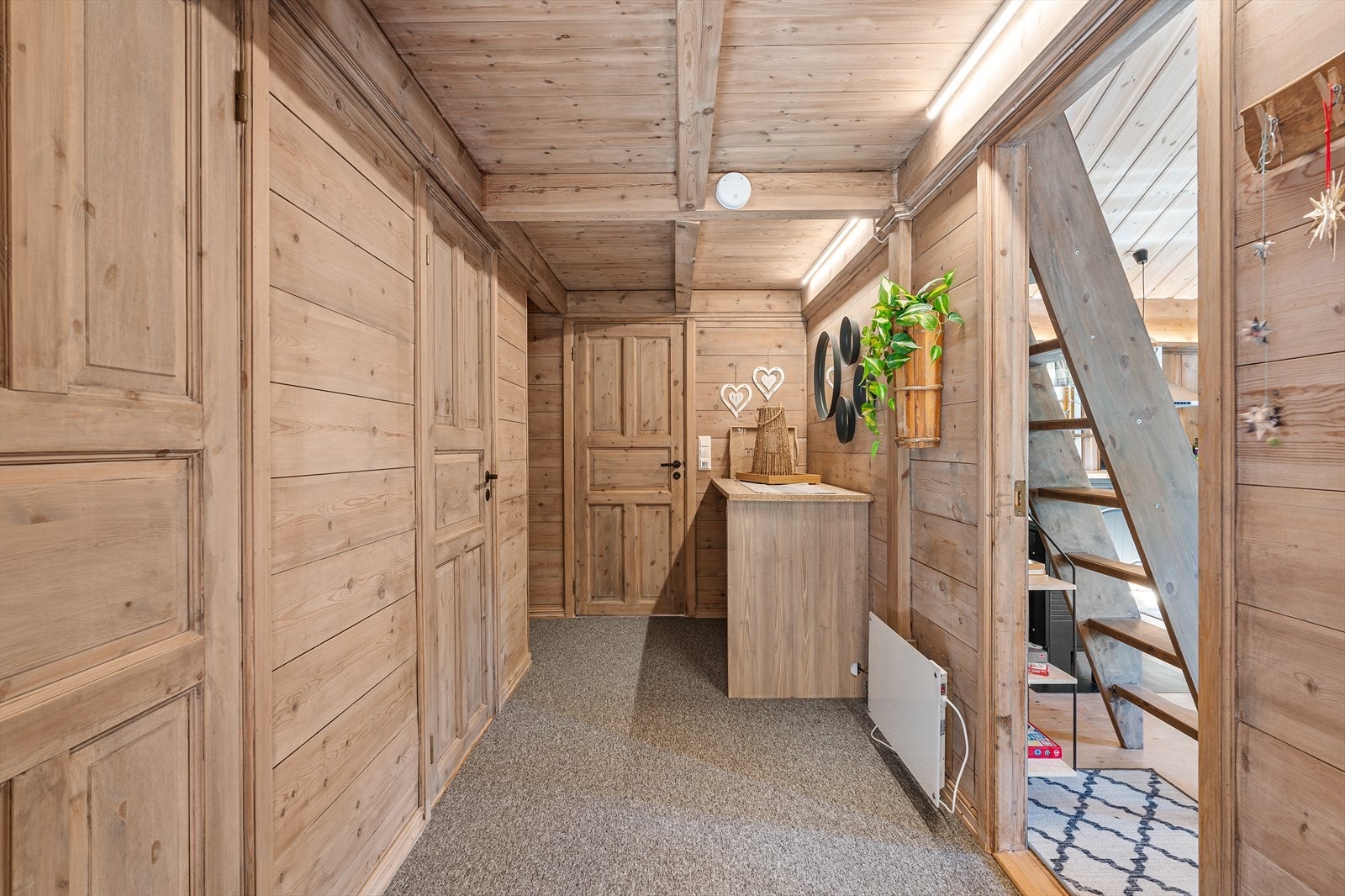 Fra gangen er det inngang til soverommene og badet, samt trapp opp til hemsen. Galleribilde