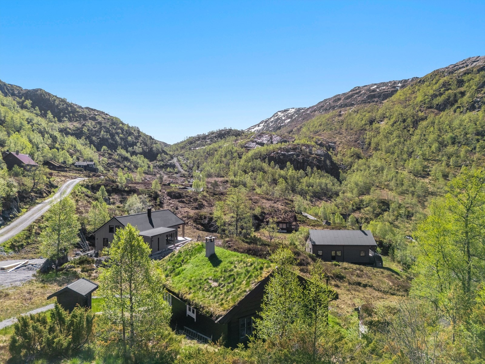 Hytta ligger i et etablert hyttefelt i Fjellhaugen i Matre. Galleribilde