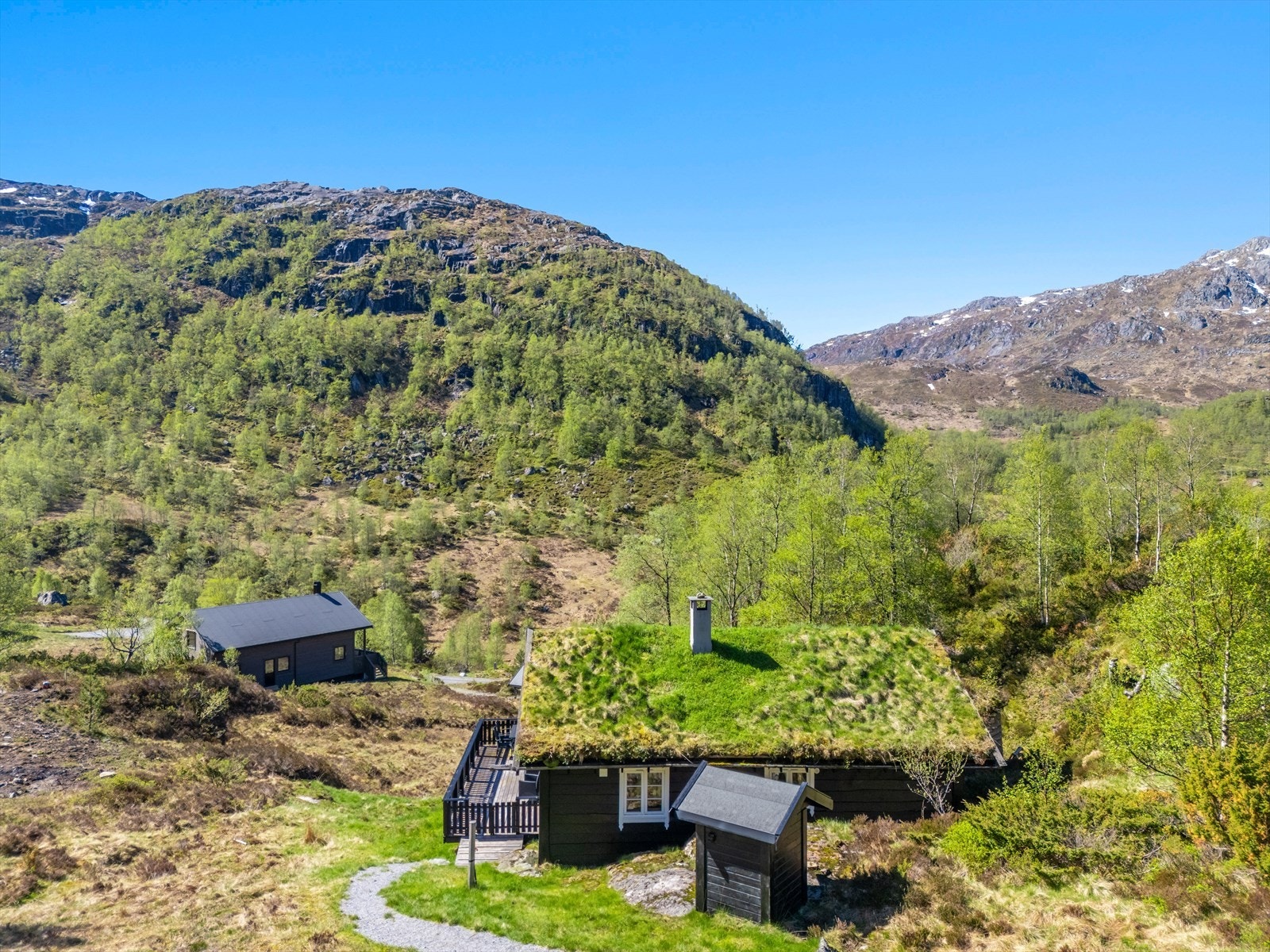Eiendommen ligger fint til i terrenget med flott utsikt over fjellandskapet. Galleribilde