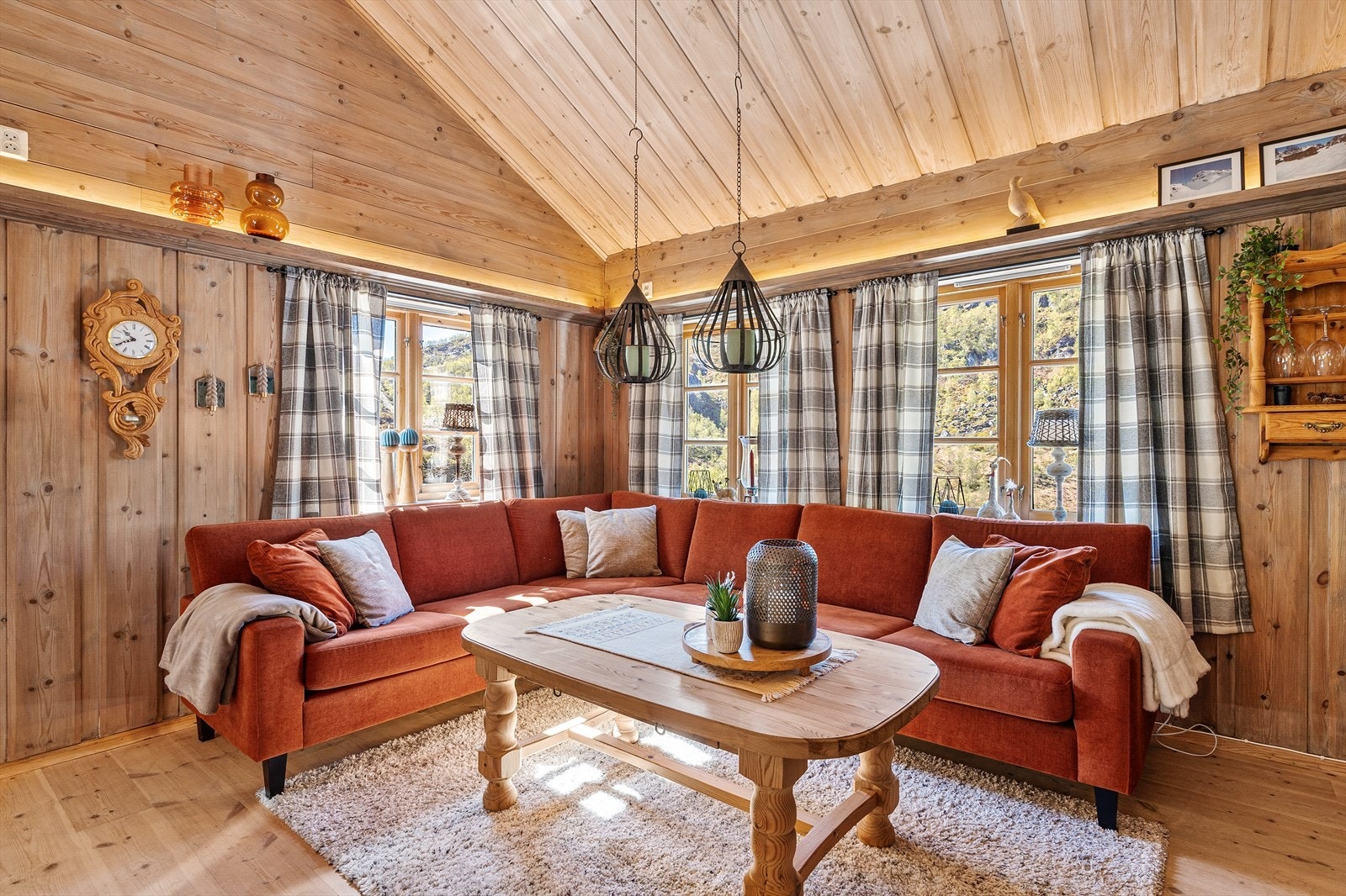 Store vinduer i stuen slipper inn rikelig med dagslys. Galleribilde