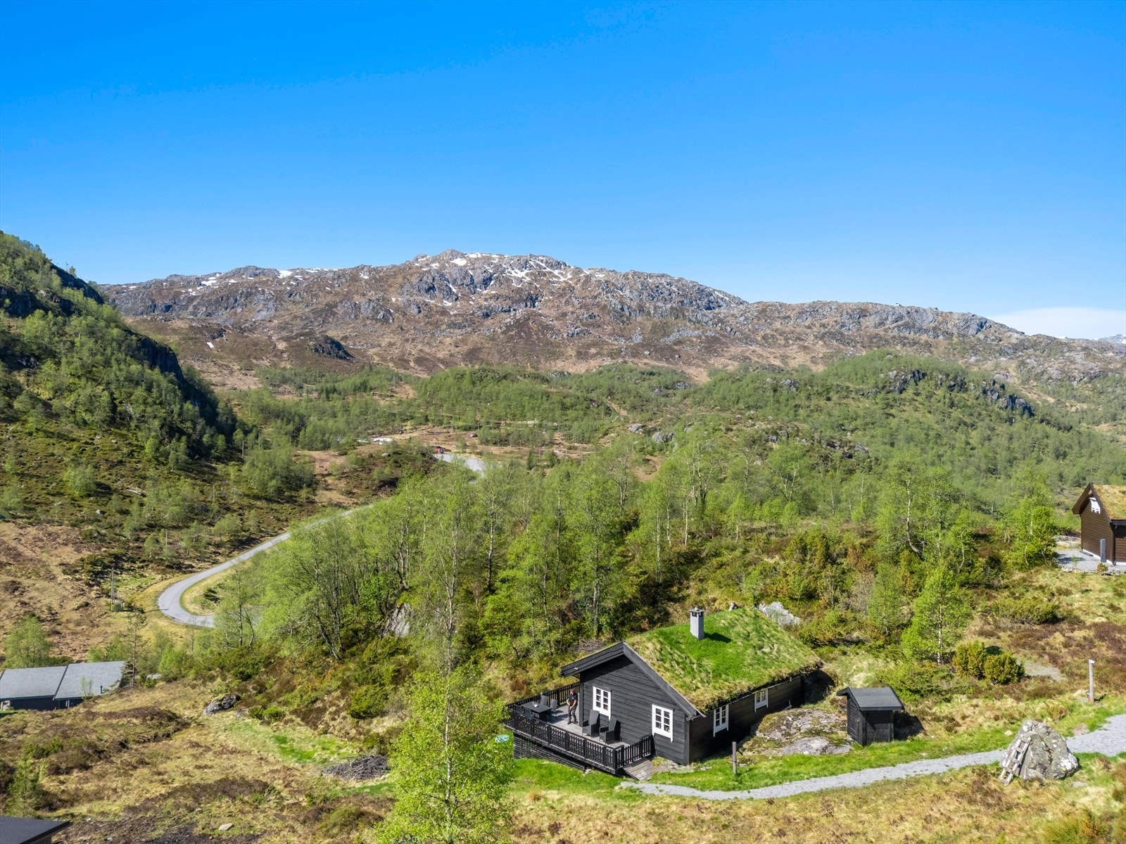 Hytta ligger på ca. 500 meters høyde, omgitt av fjell og natur. Galleribilde