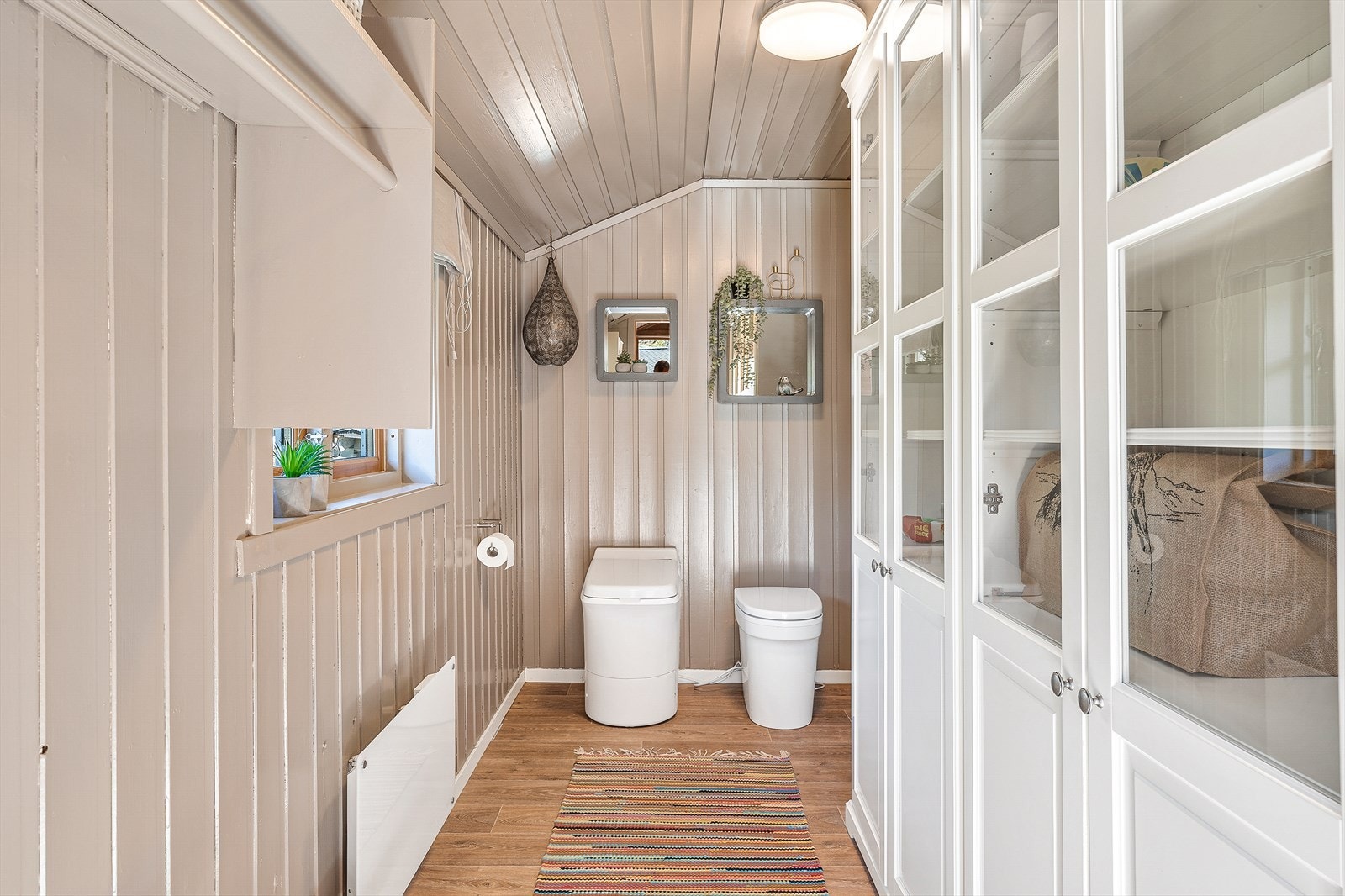 Separat toalettrom utstyrt med forbrenningstoalett og urinal. (Rommet er ikke byggemeldt) Galleribilde
