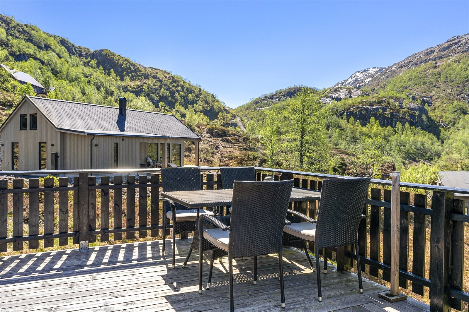 Her er det god plass til utemøbler for å nyte fjellet og utsikten. Galleribilde