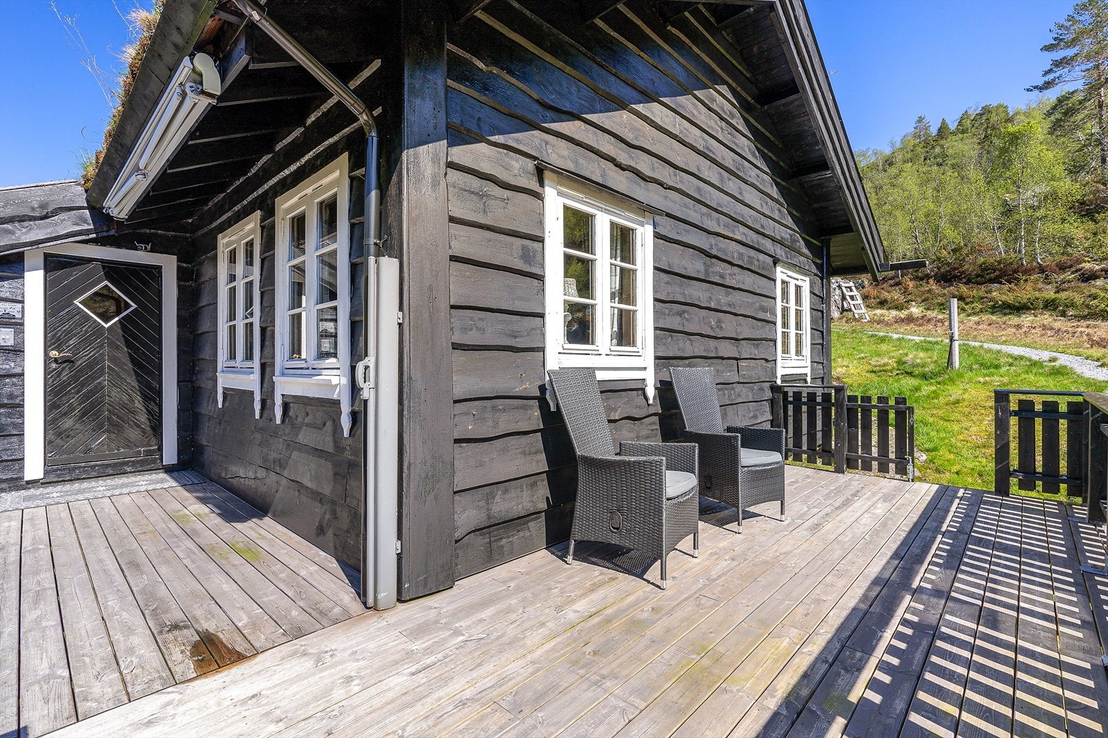 Terrassen på ca. 31 m² er bygget med impregnerte terrassebord og har rekkverk i tre. (Terrassen er ikke byggemeldt) Galleribilde