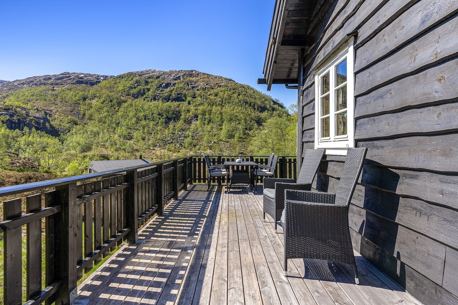 Fra den romslige terrassen har du nydelig utsikt og gode solforhold. Herfra er det kort vei til Fjellhaugen skisenter. (Terrassen er ikke byggemeldt) Galleribilde