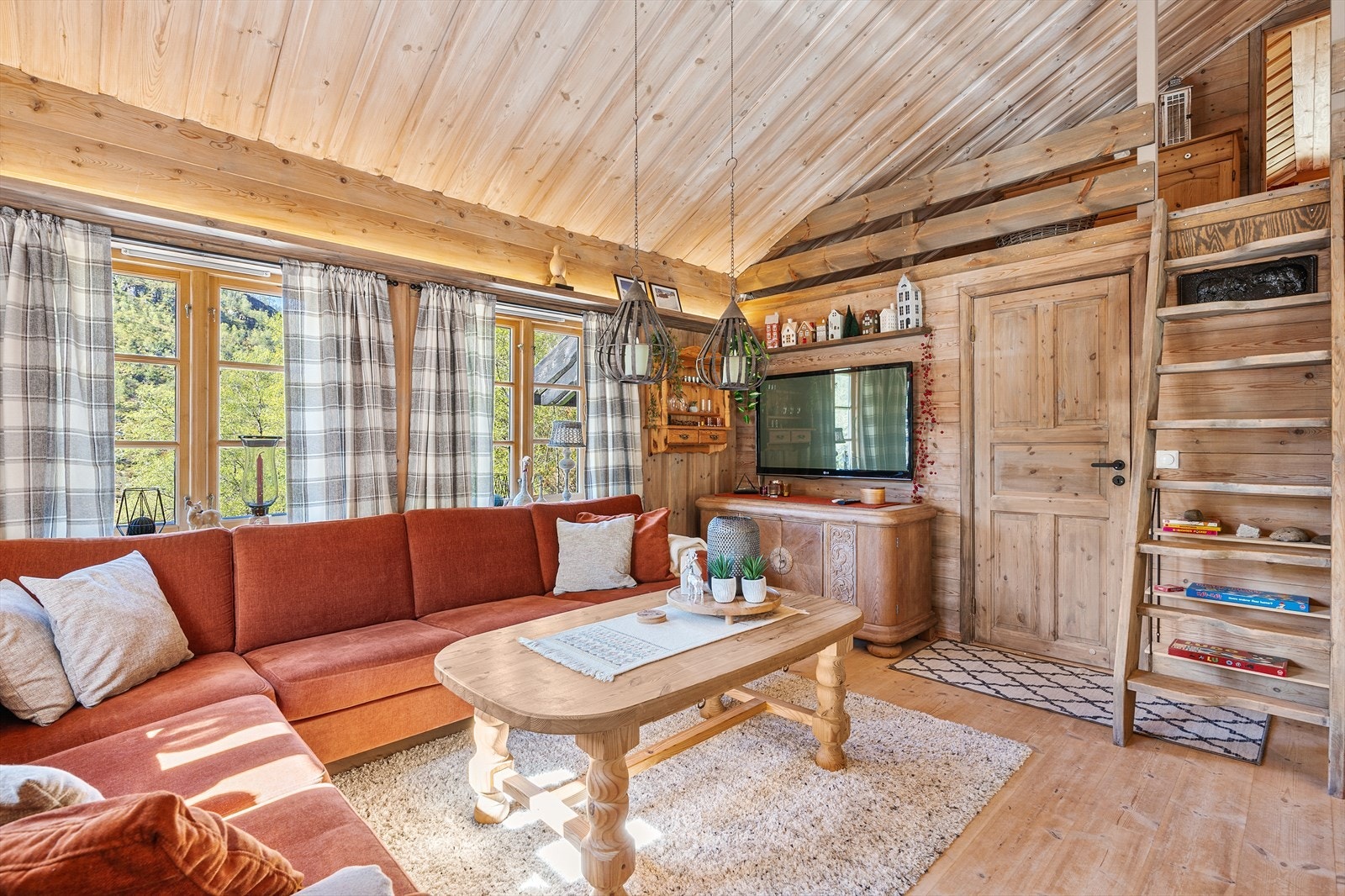 Stuen har god plass til en romslig sofagruppe for hyggelige kvelder. Galleribilde