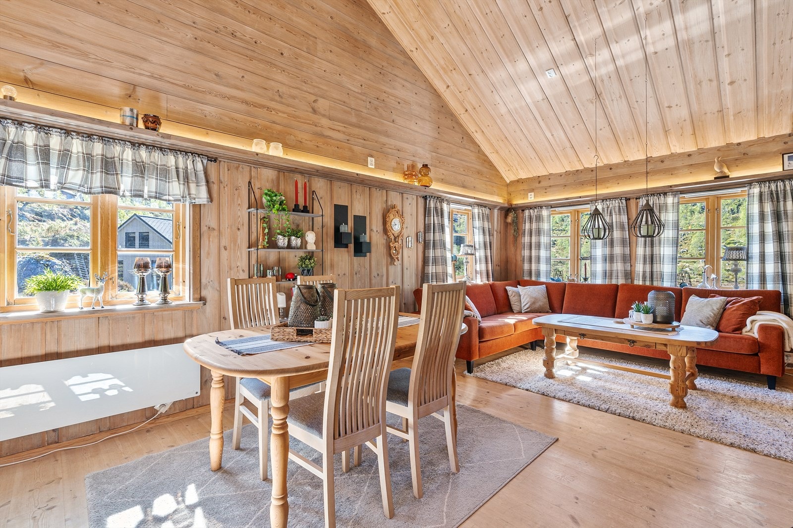 I allrommet er det god plass til både spisebord og sofagruppe. Galleribilde
