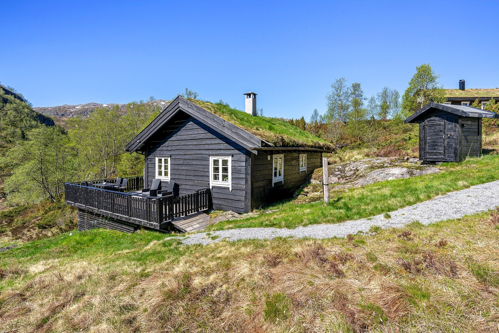 Hytta har en tradisjonell stil som glir godt inn i naturomgivelsene. Galleribilde
