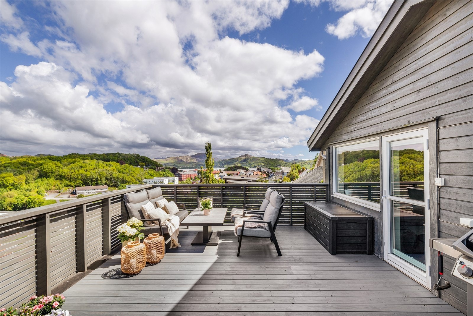 Terrasse - her kan en tilbringe solrike dager og kvelder i fantastiske omgivelser Galleribilde